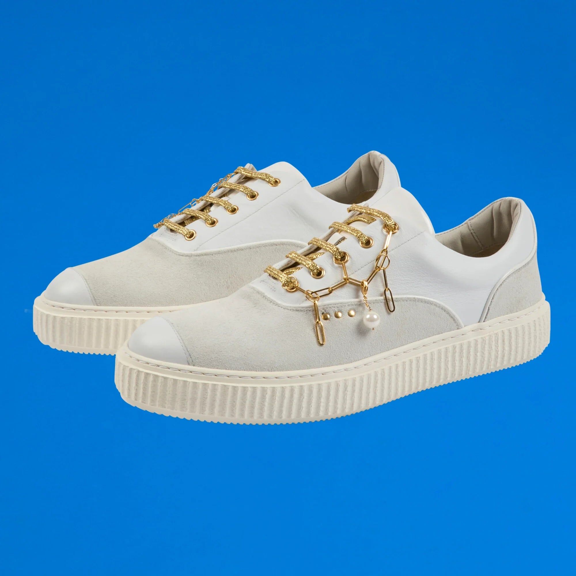 Basket Meaker en daim blanc et bijou doré