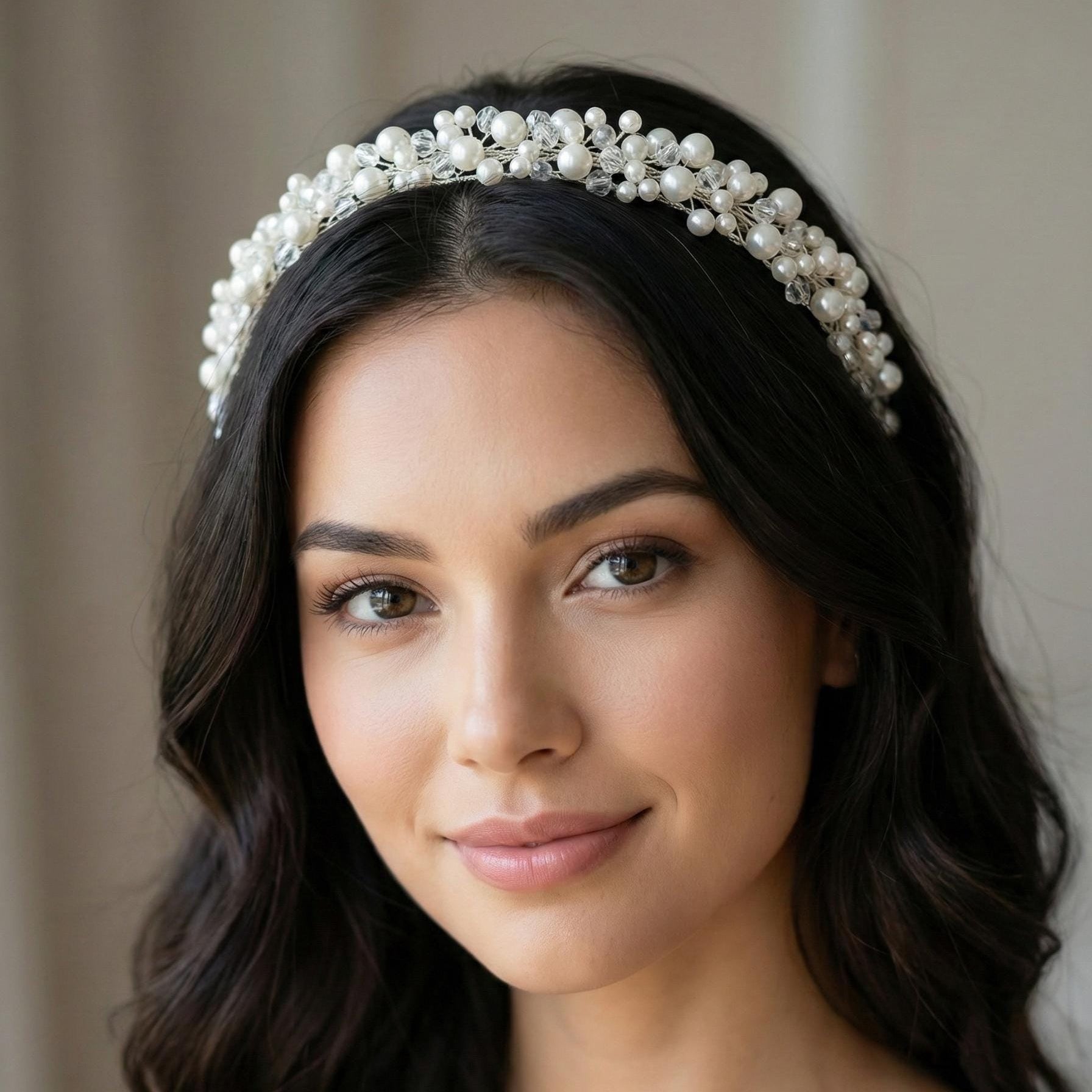 Eleganter Braut Haarreif mit Perlen und Kristallen