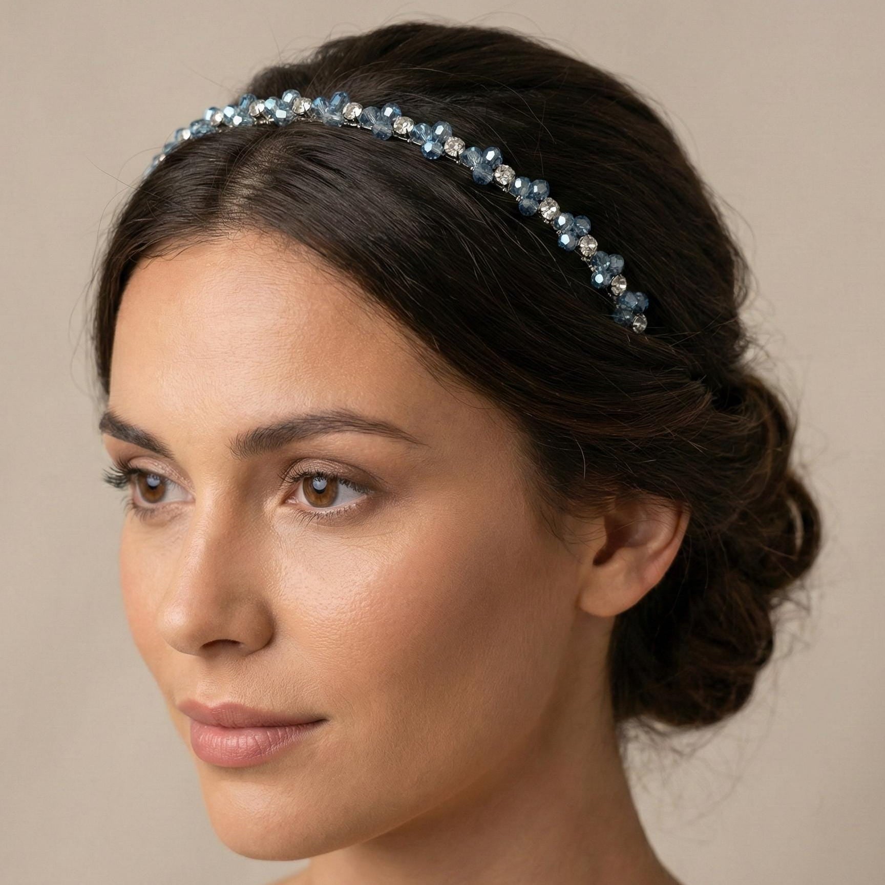 Blauer Kristall Haarreif für elegante Brautlooks