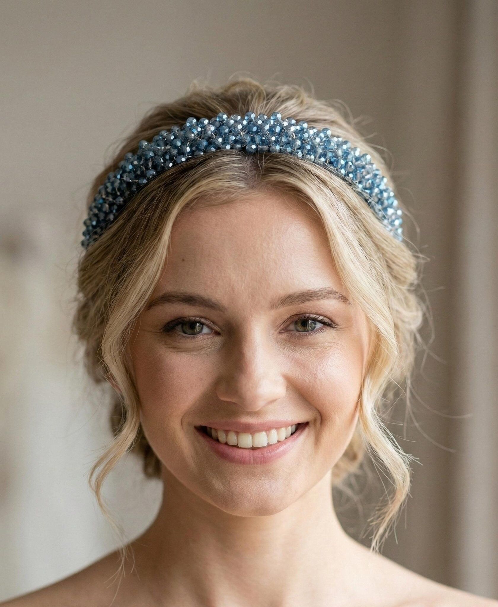 Eisblaue Kristall Tiara für zarte Brautlooks
