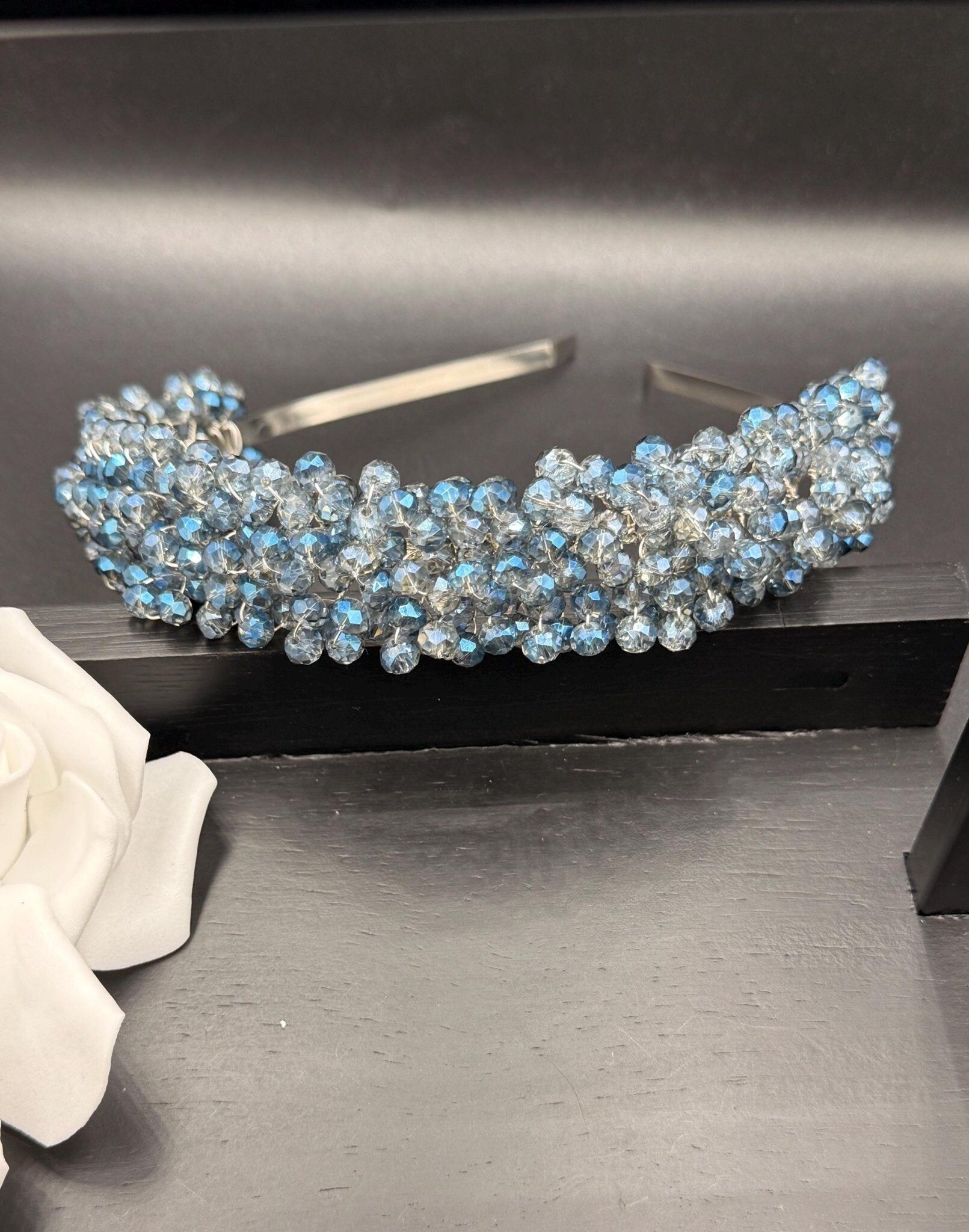 Eisblaue Kristall Tiara für zarte Brautlooks