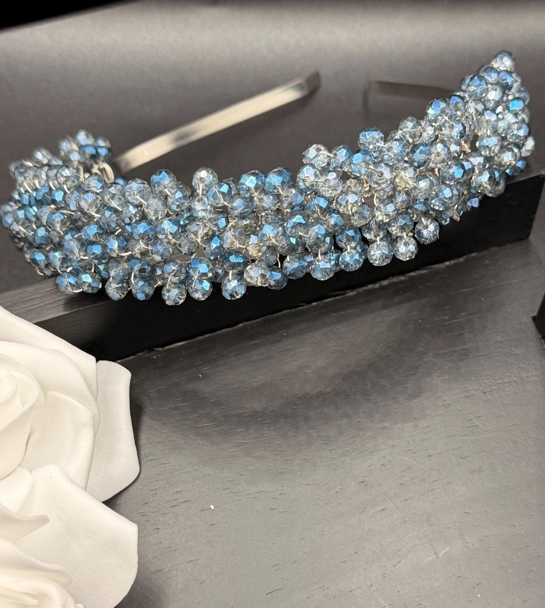 Eisblaue Kristall Tiara für zarte Brautlooks