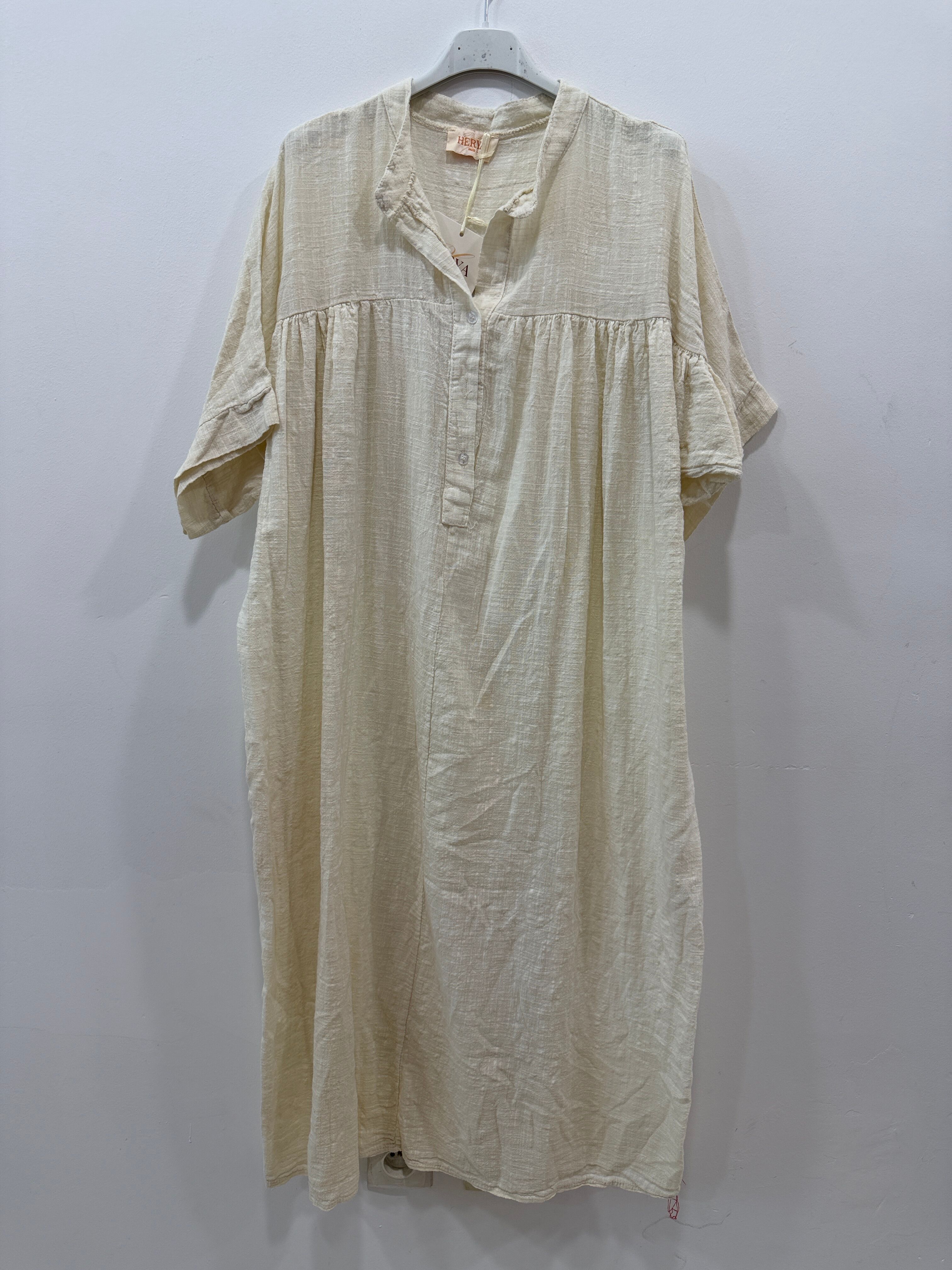 Robe tunique longue ample en lin coton mélangé manches courtes tombantes col mao s'ouvrant sur une demi-patte de boutonnage