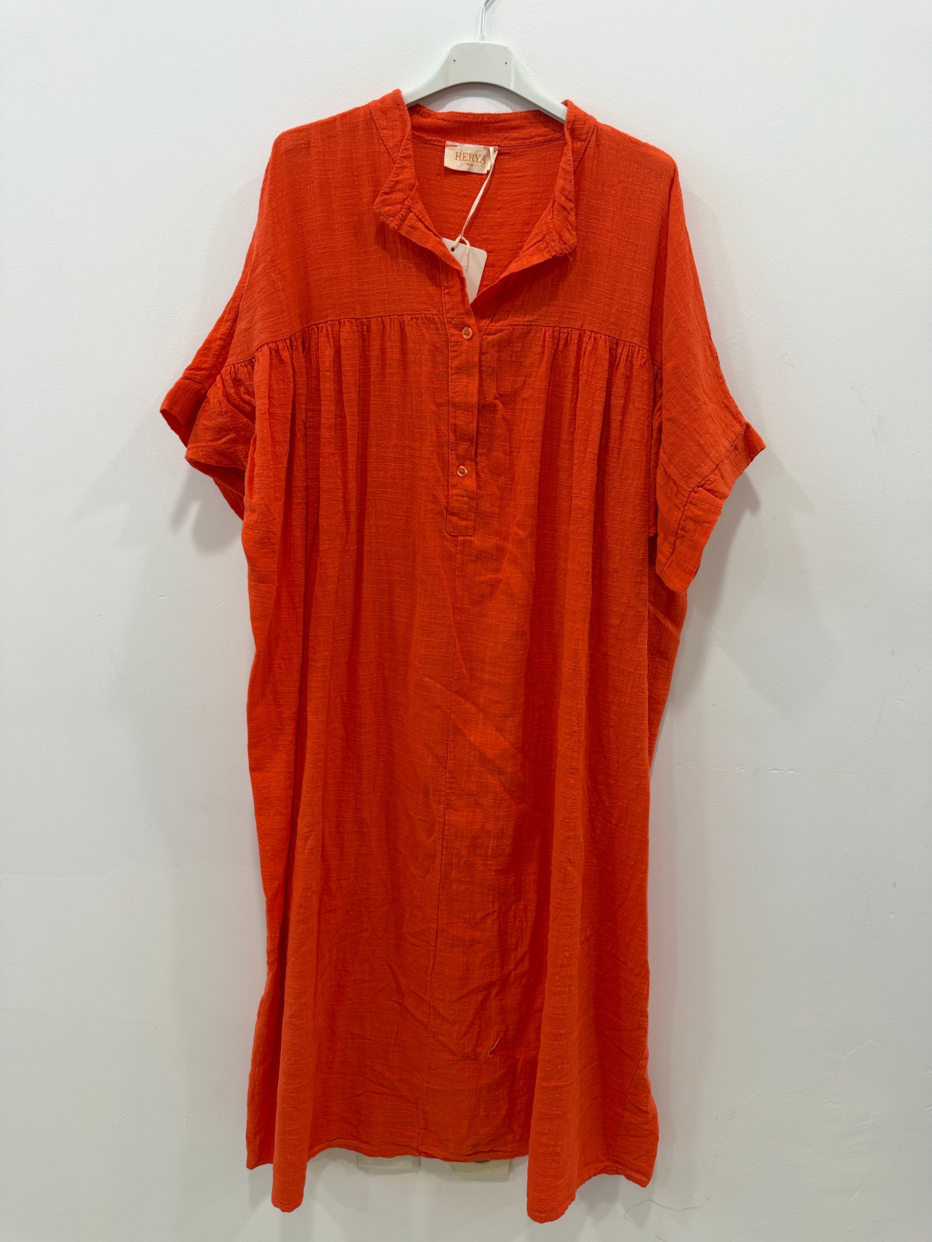 Robe tunique longue ample en lin coton mélangé manches courtes tombantes col mao s'ouvrant sur une demi-patte de boutonnage
