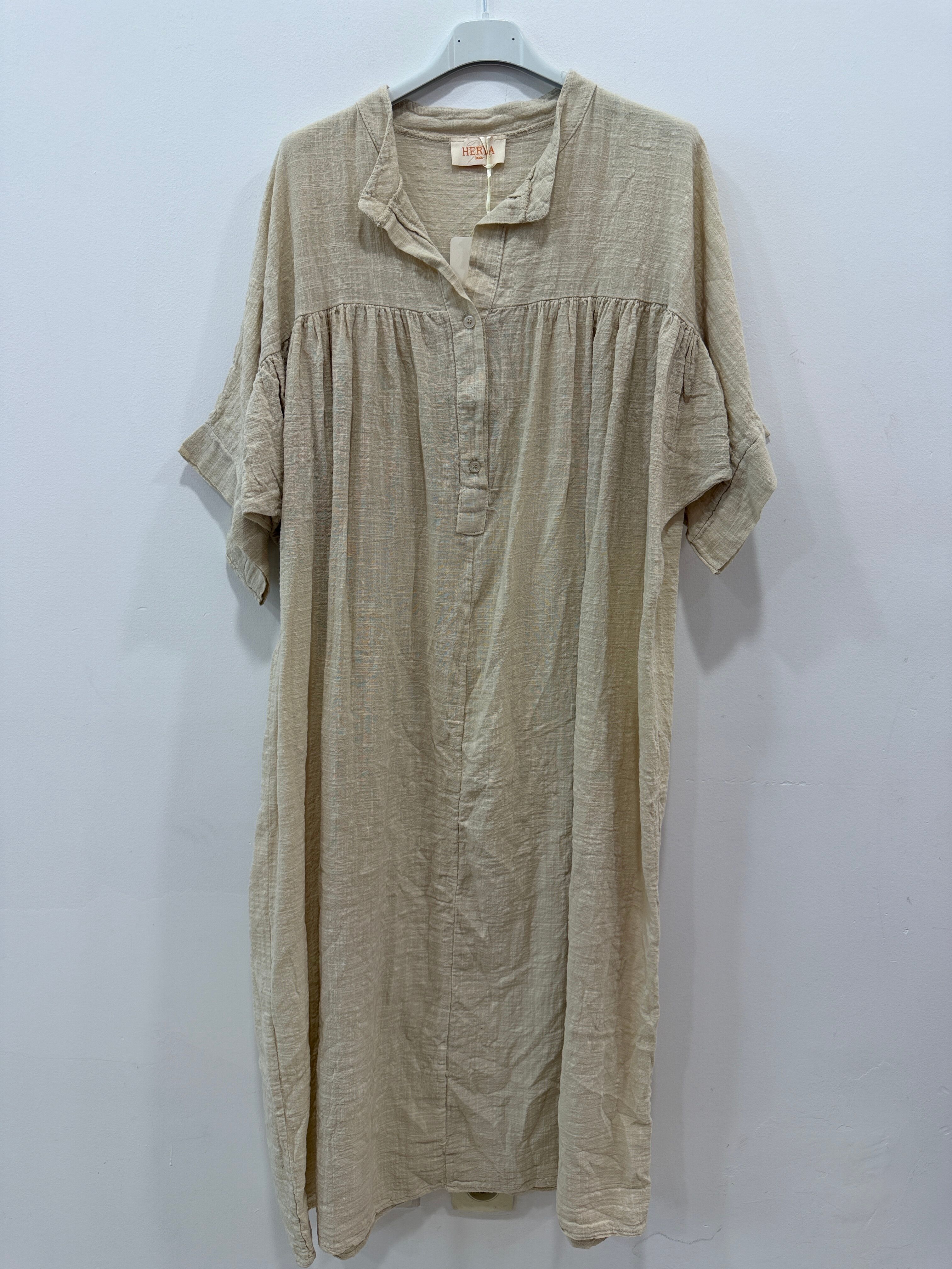 Robe tunique longue ample en lin coton mélangé manches courtes tombantes col mao s'ouvrant sur une demi-patte de boutonnage