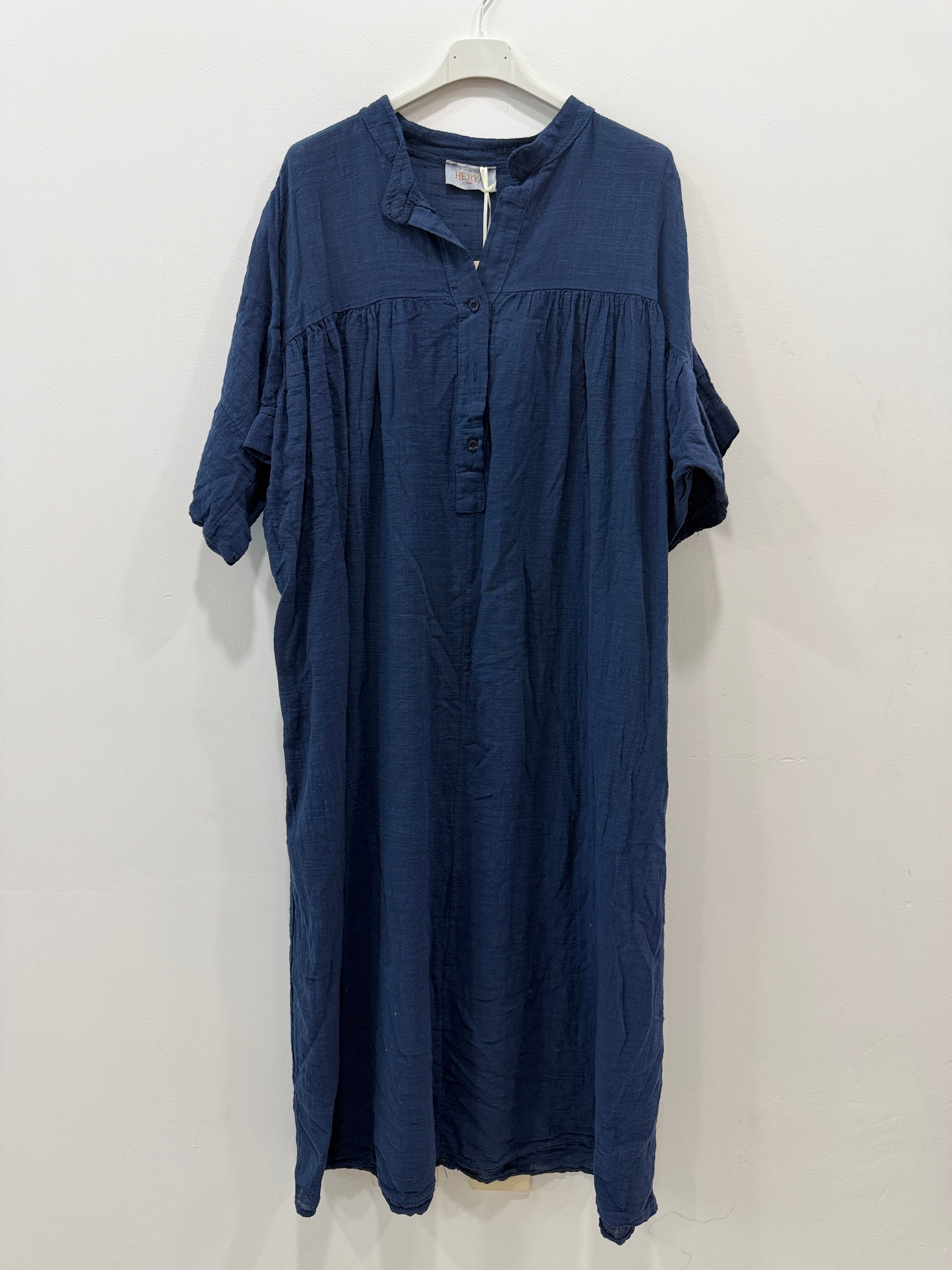 Robe tunique longue ample en lin coton mélangé manches courtes tombantes col mao s'ouvrant sur une demi-patte de boutonnage
