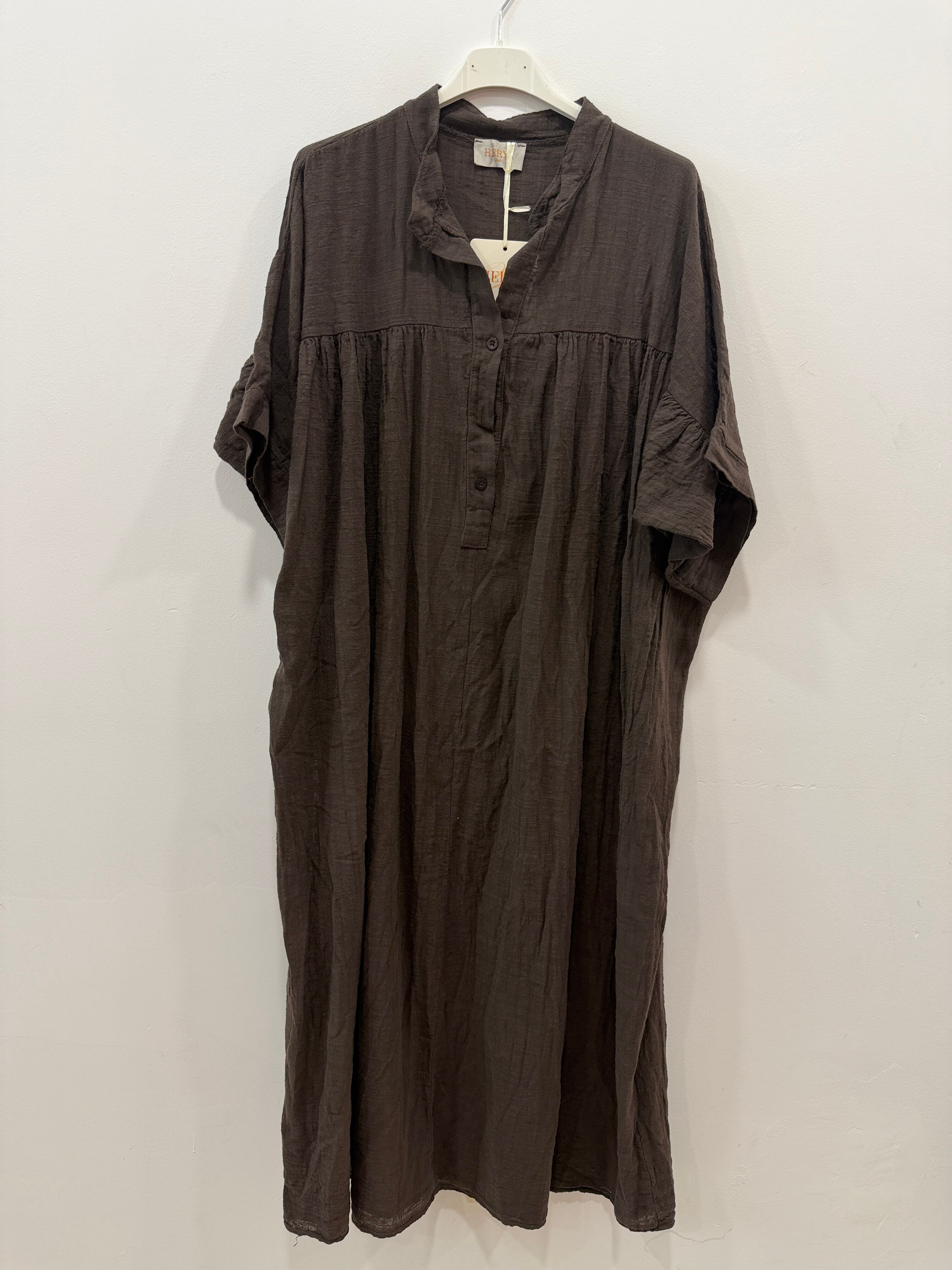 Robe tunique longue ample en lin coton mélangé manches courtes tombantes col mao s'ouvrant sur une demi-patte de boutonnage