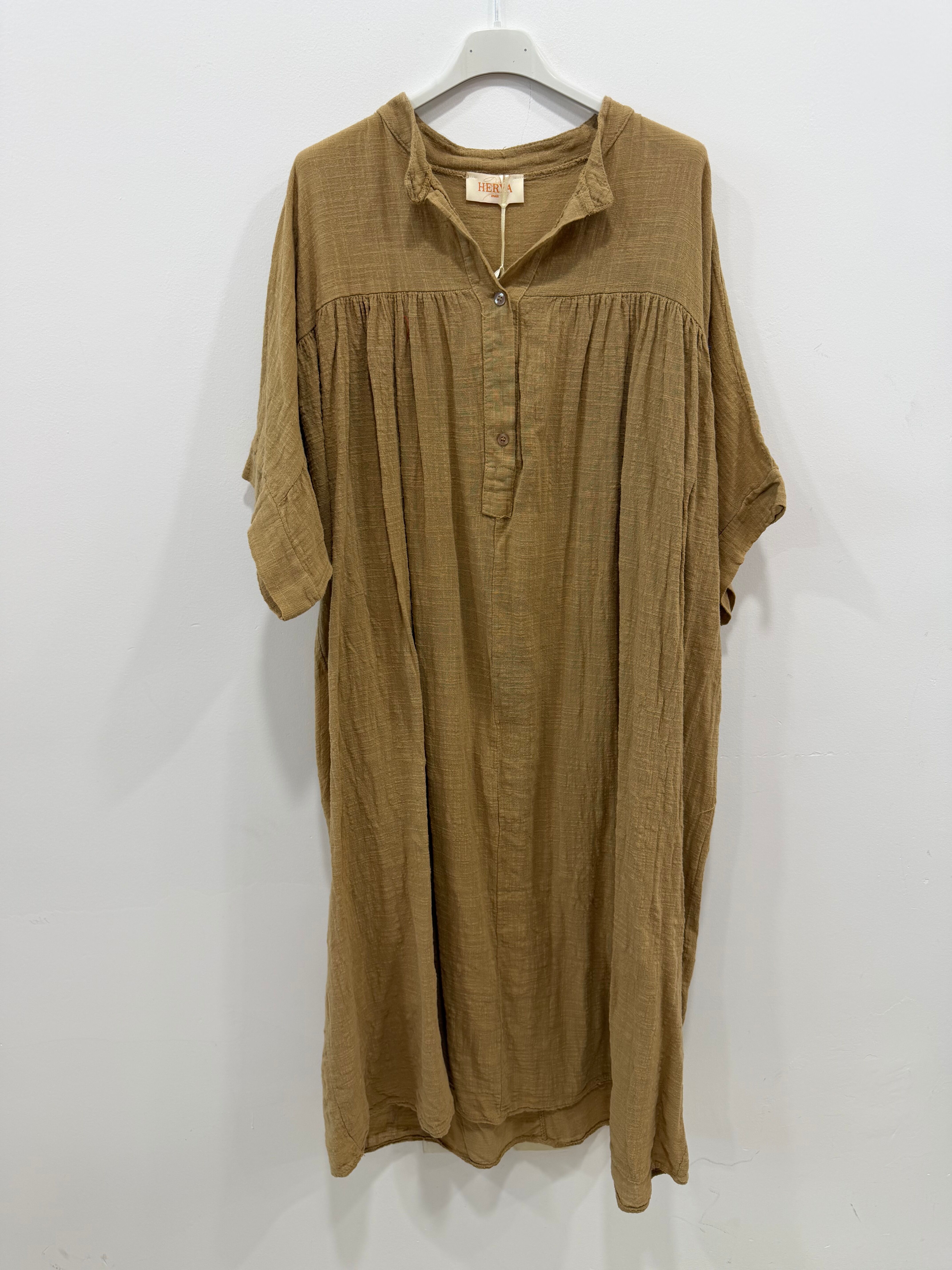 Robe tunique longue ample en lin coton mélangé manches courtes tombantes col mao s'ouvrant sur une demi-patte de boutonnage