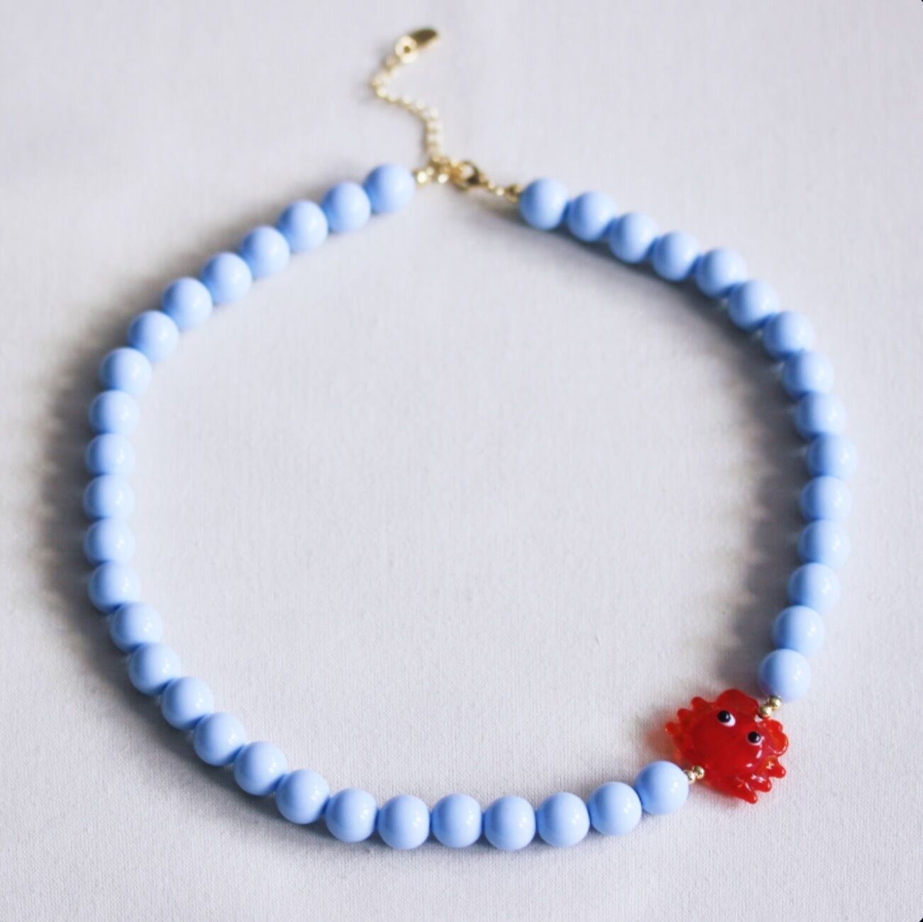 Perlenkette mit Krabbe – hellblau