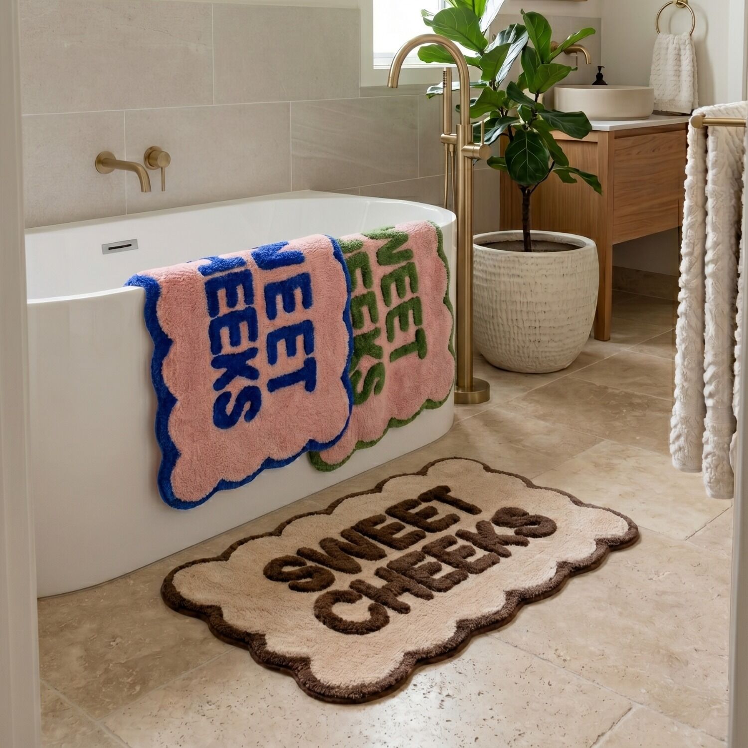 Tappetino da bagno antiscivolo con bordo smerlato e scritta "Sweet Cheeks", 50 x 80 cm.
