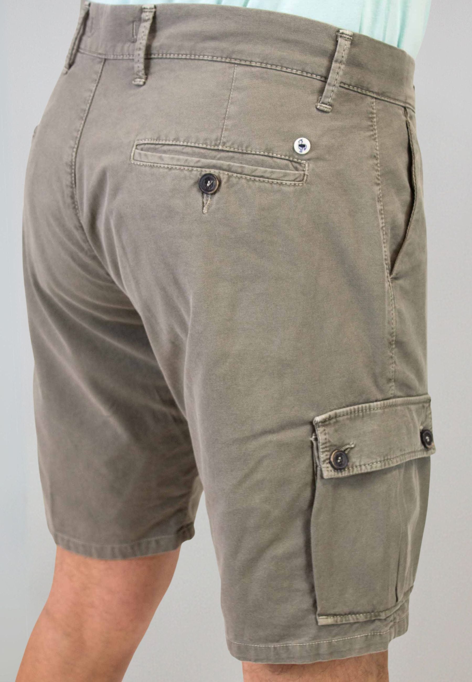Bermuda tipo cargo kaki hombre