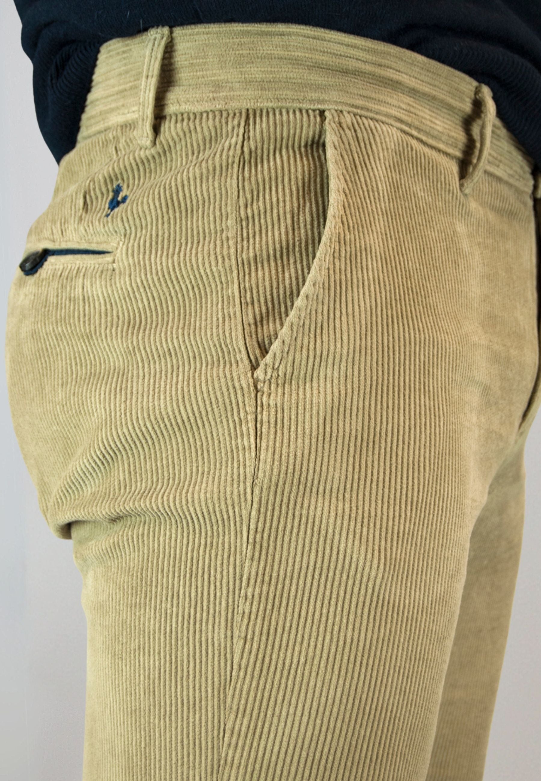 Pantalón chino de pana tostado hombre