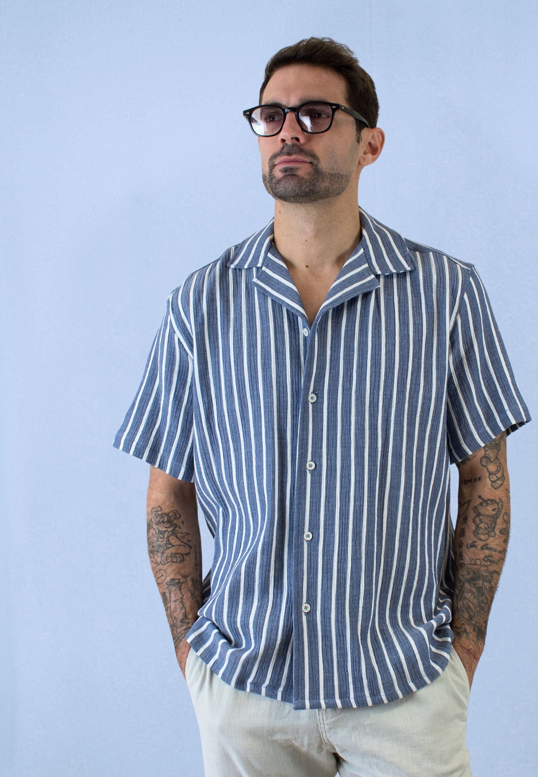 Camisa azul de punto con rayas