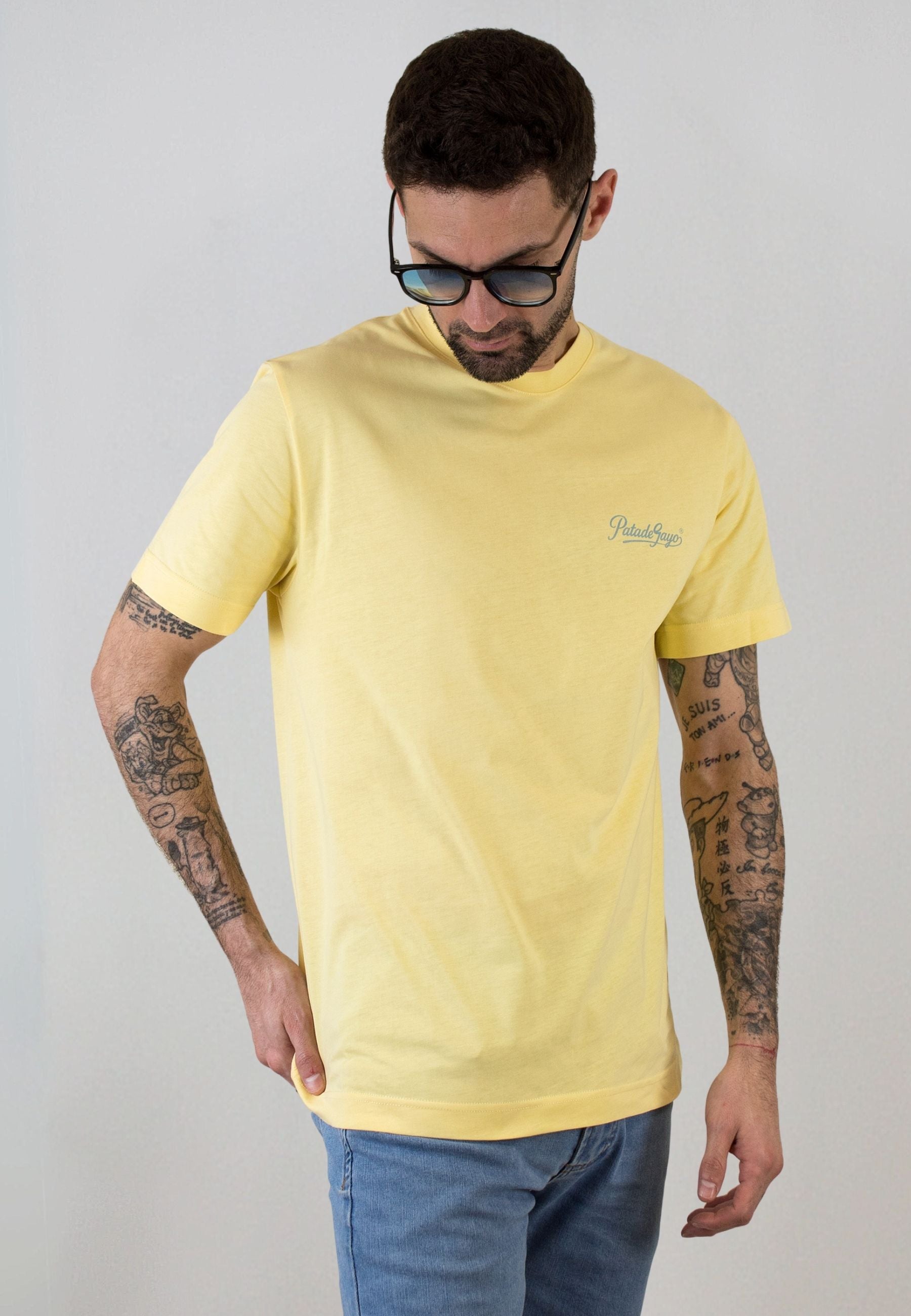 Camiseta amarilla con serigrafía