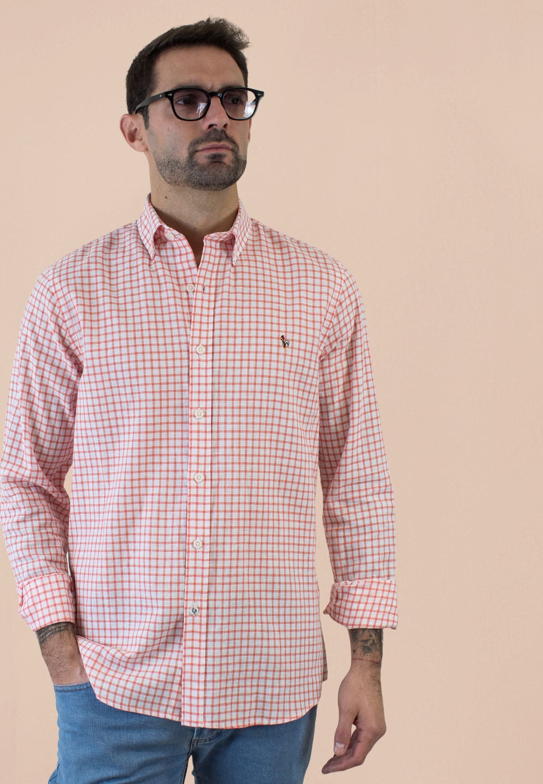 Camisa de cuadros naranjas con lino
