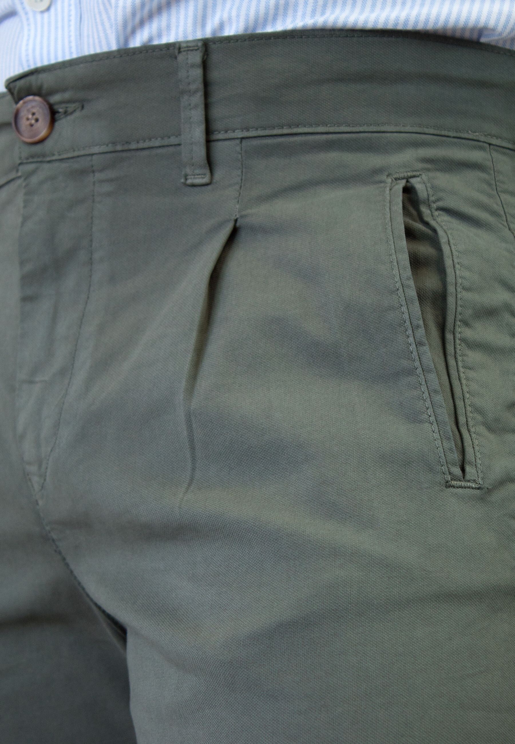 Pantalón chino kaki con pinzas