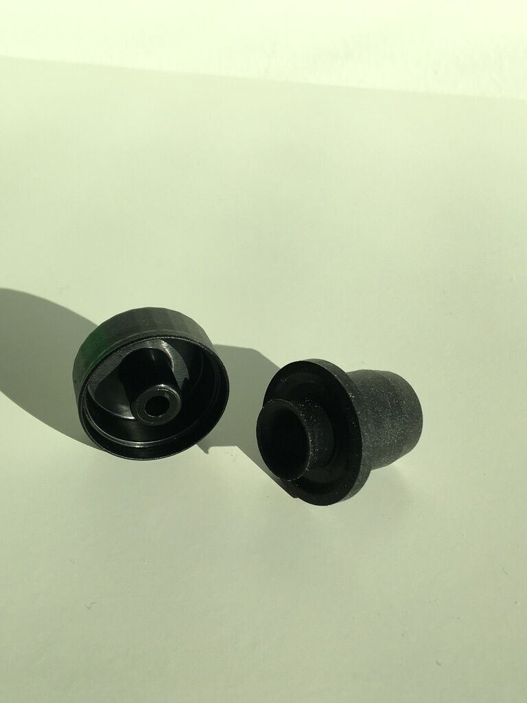 Black bottle pourer cap for C/R