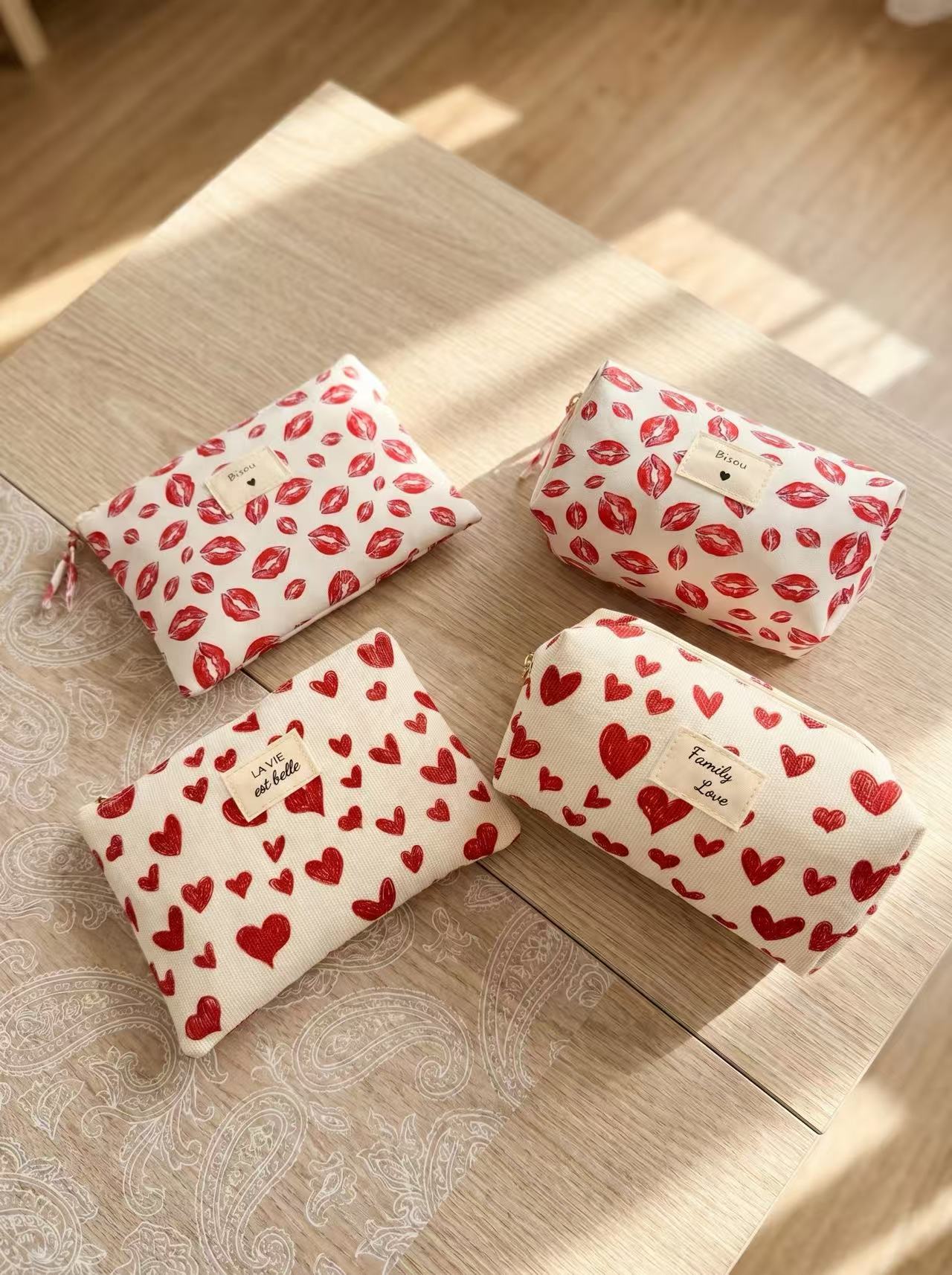 Chic 14x20 and 16x9x9 cm polyester pouches with kiss and heart design