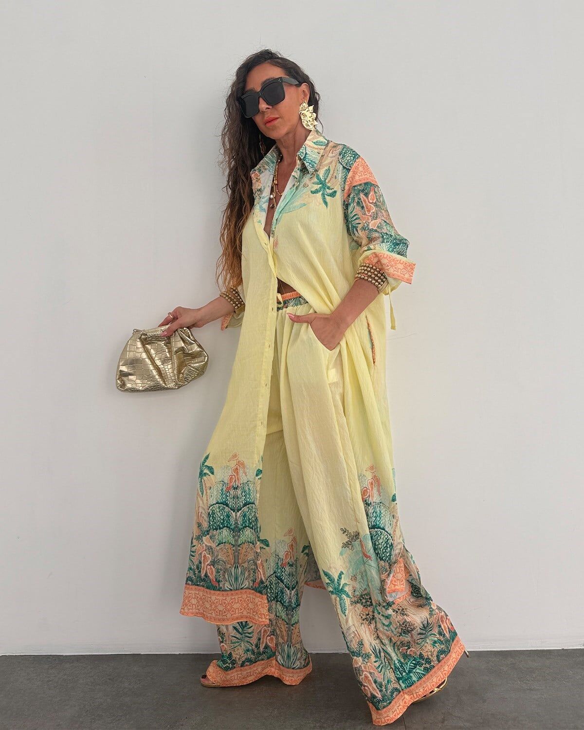 Set aus langem Hemd und fließender Hose mit gelbem tropischem Print
