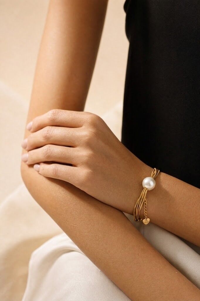Women's multi-strand bracelet with white pearl and gold-plated stainless steel
