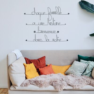 Decorazione murale in filo metallico - "Ogni famiglia ha una storia benvenuta nella nostra" - Bijoux de Mur
