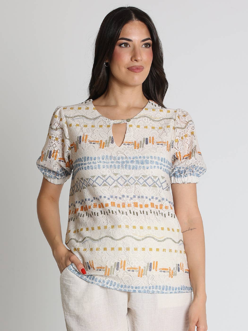 383094N T-shirt T-shirt imprimé en dentelle avec passepoil à boutons