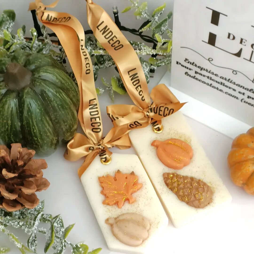 Autumn scented wax melt with oud wood