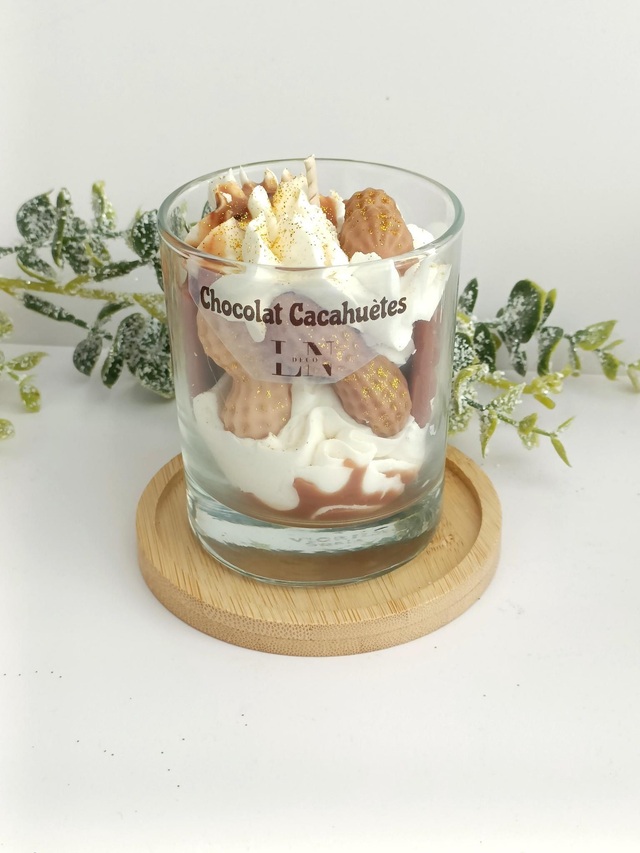 Gourmet peanut and chocolate candle
