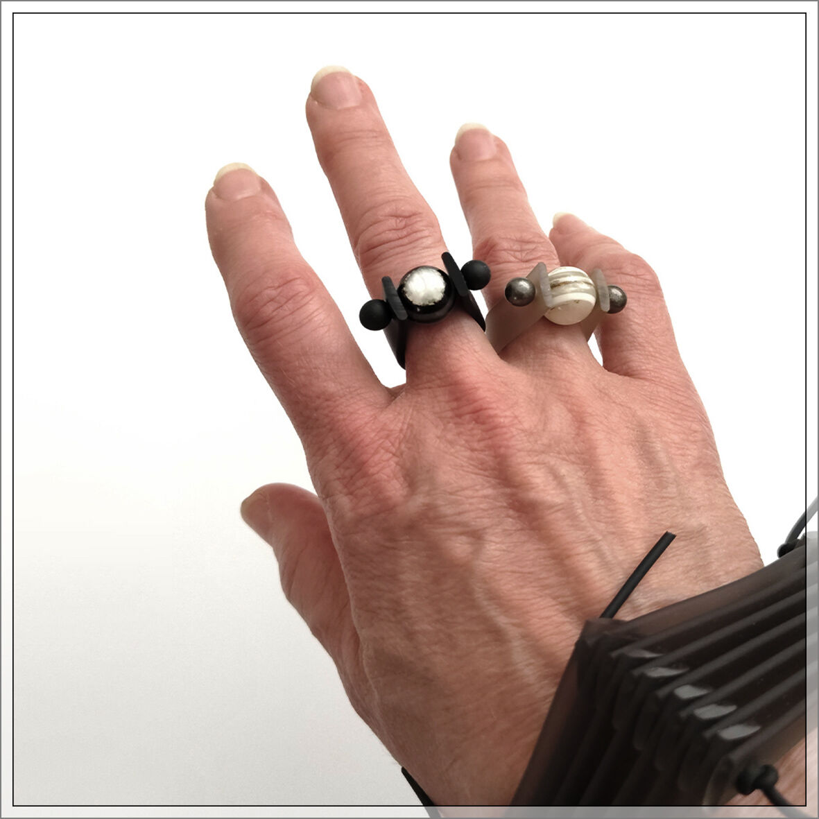 "SONORE" | Lot de 9 bagues en résine, taille L
