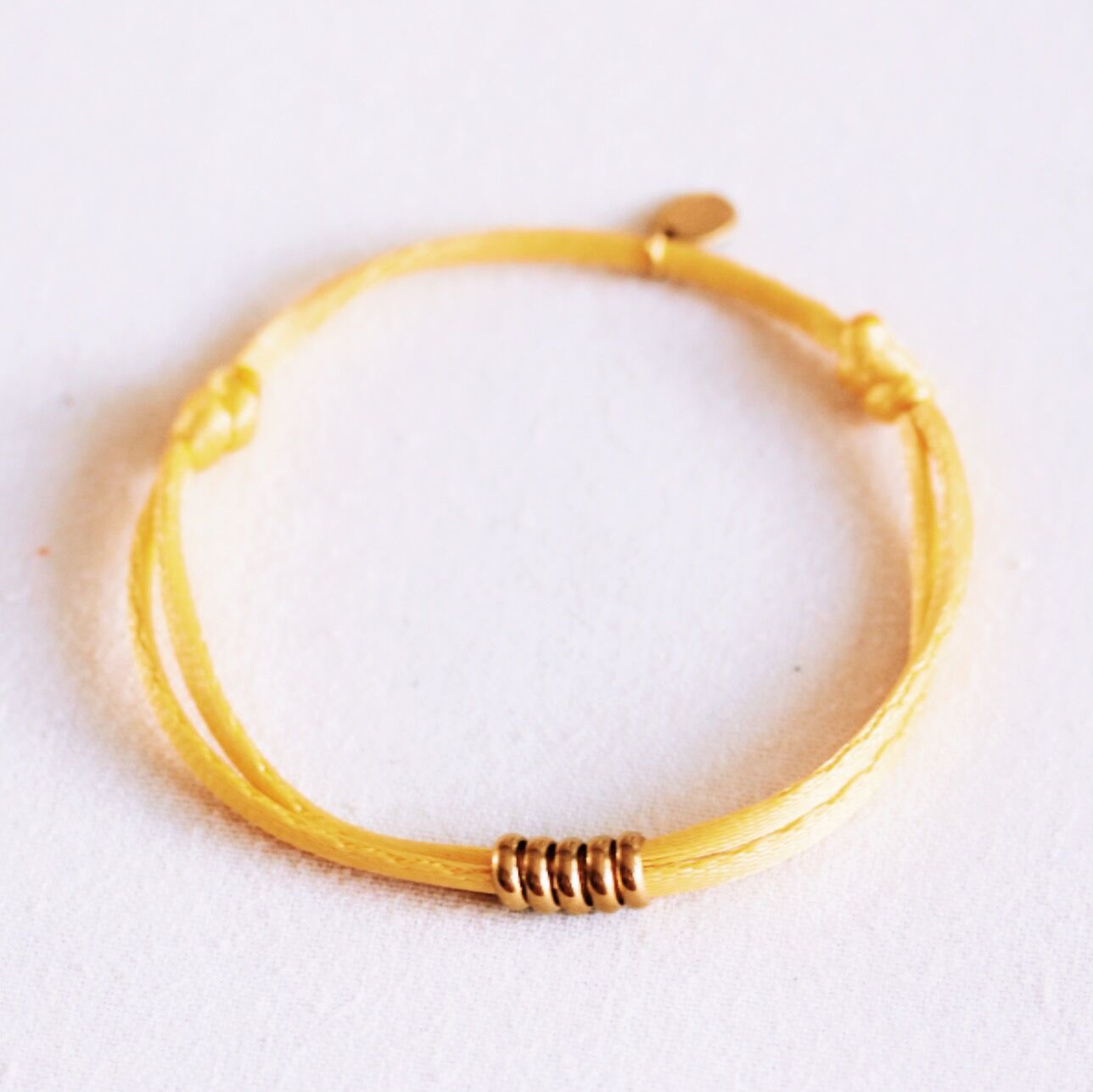 Satinarmband mit Ringen – Gelb/Gold