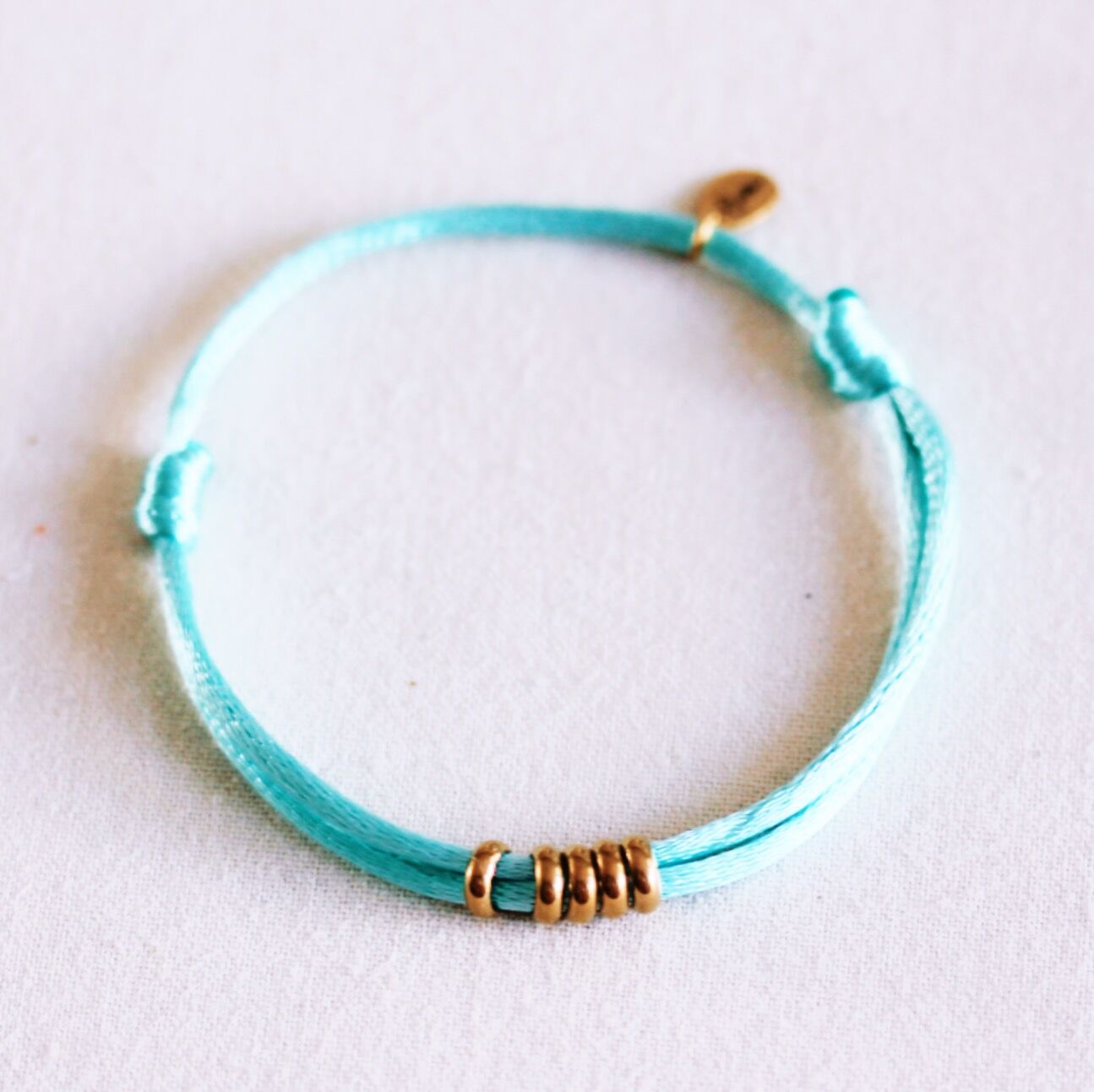 Satinarmband mit Ringen – mint/gold