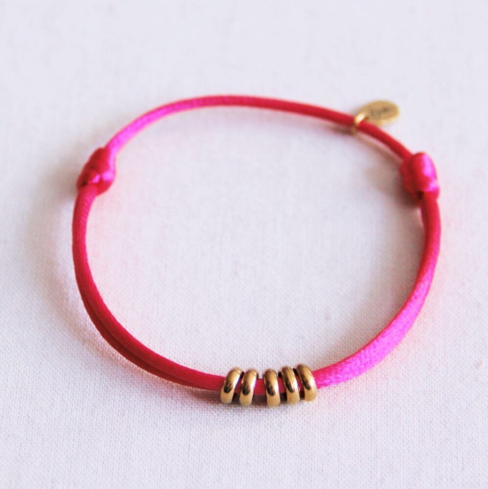 Satinarmband mit Ringen – Fuchsia/Gold