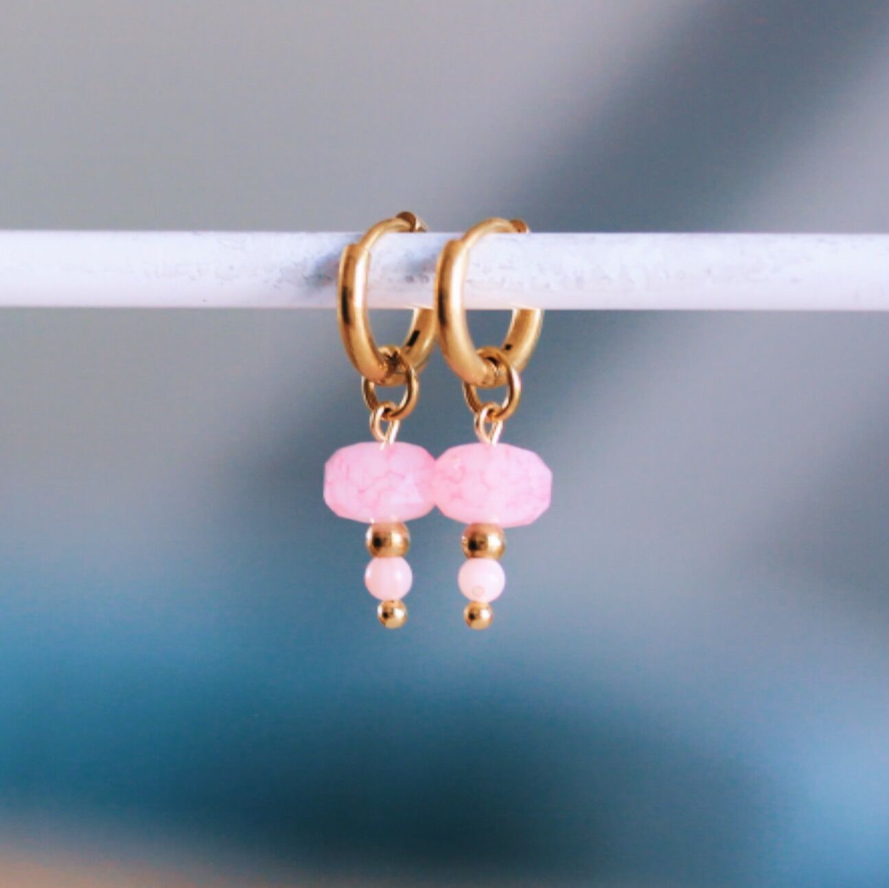 Edelstahl-Creolen mit Facettenschliff und Stein – rosa