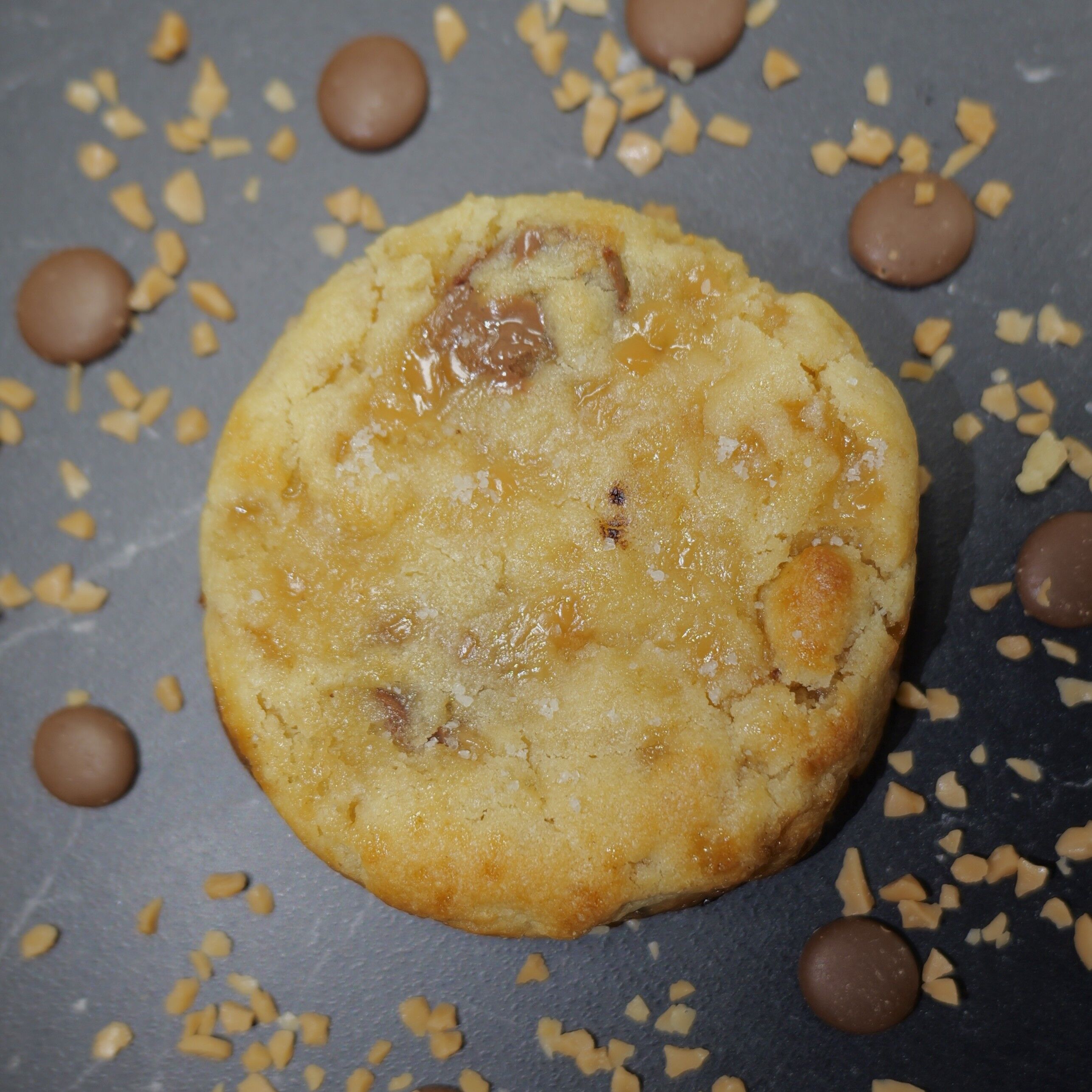 Caramel & milk chocolate cookie