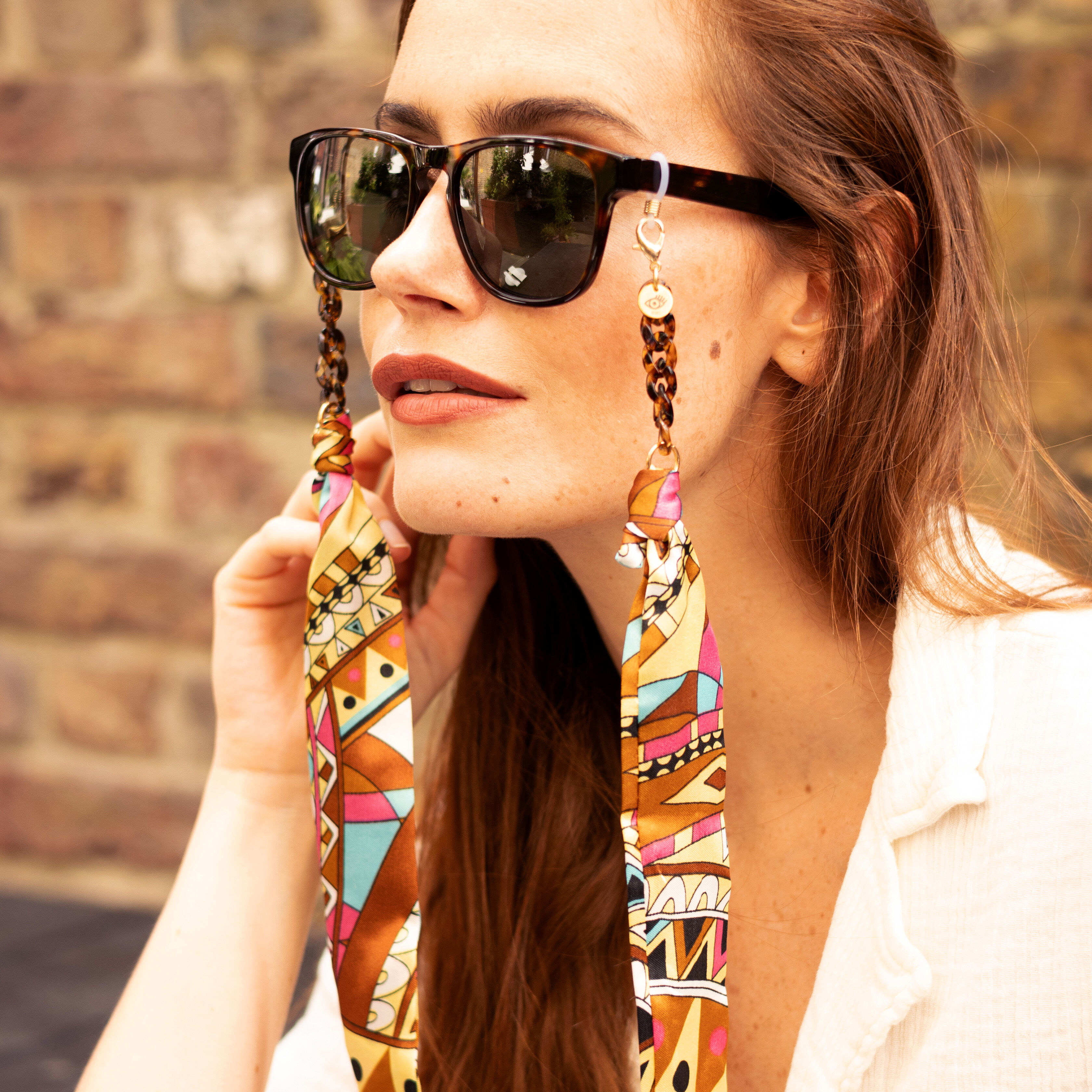 Romy Bunte geometrische Riviera-Print-Stoffbrillenkette mit Schildpattmuster