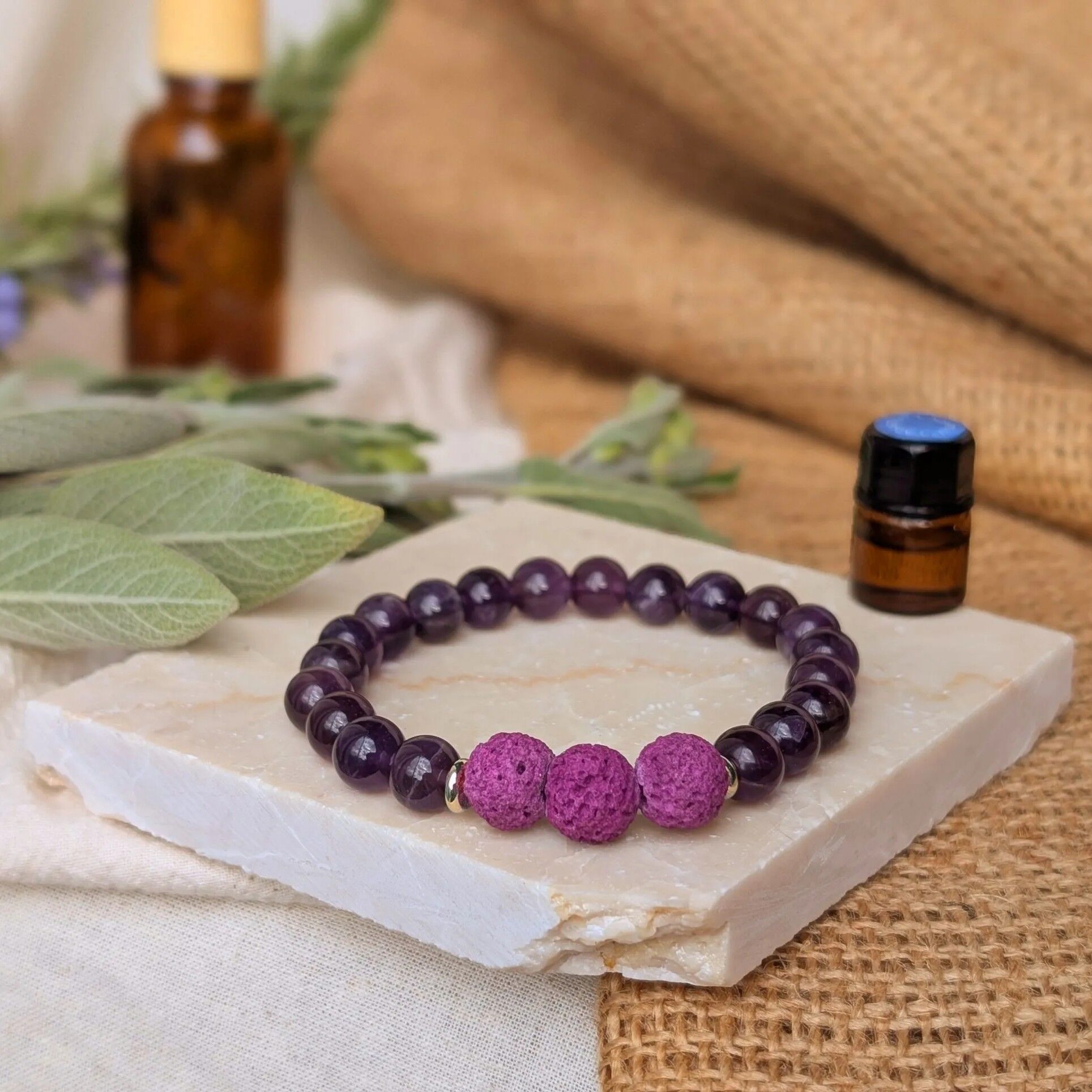 Braccialetto aromaterapico con diffusore di oli essenziali in perle di lava e ametista "Calm Amethyst"
