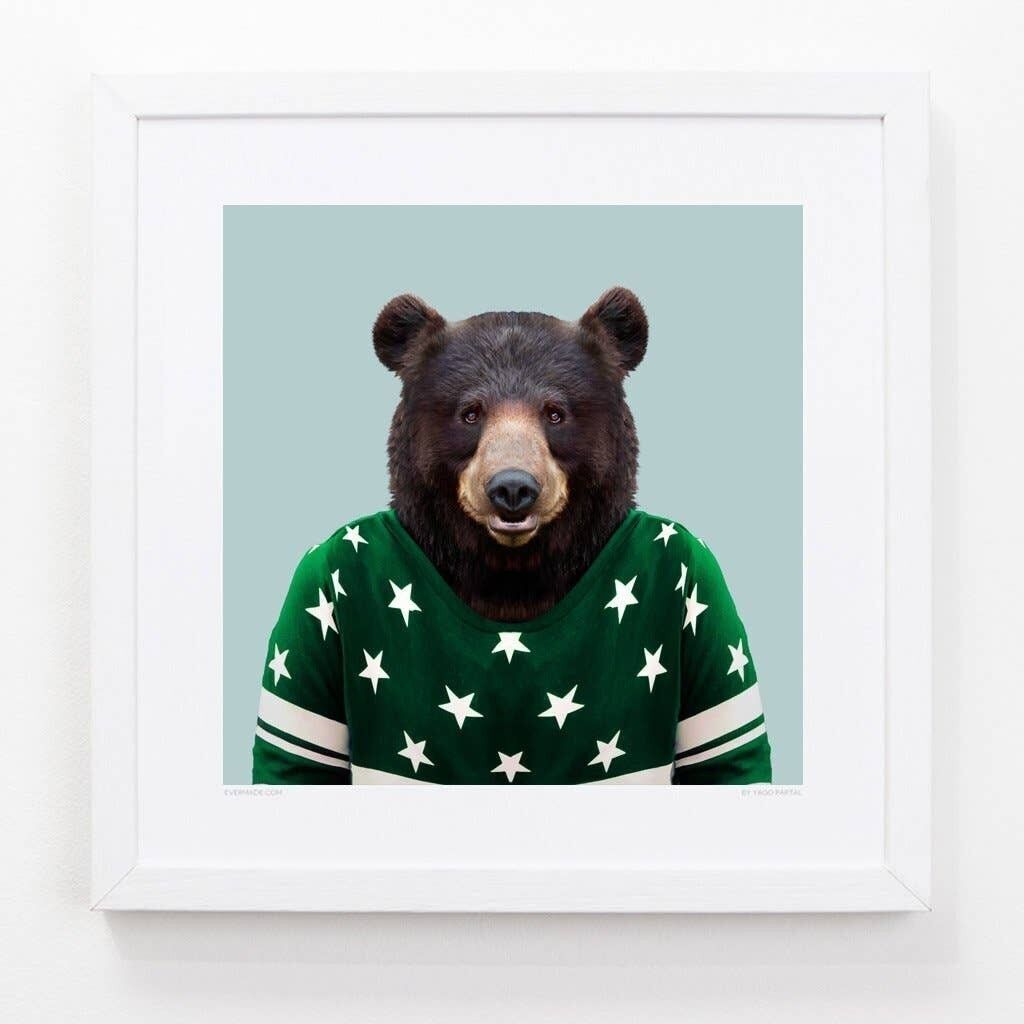 Liam, l'orso nero americano__Azzurro / Grande [61 cm x 61 cm] / Senza cornice