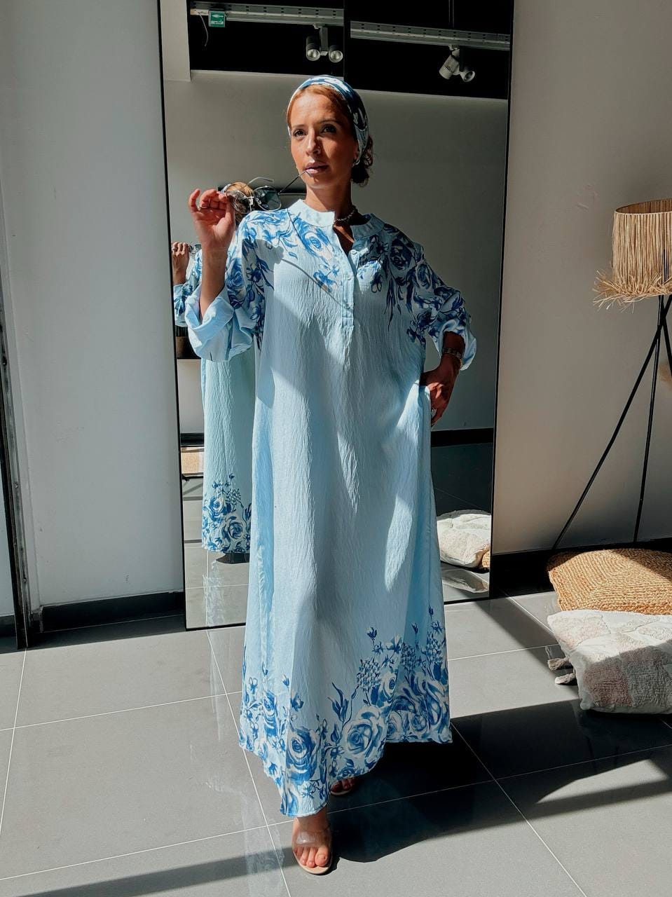 Vestido largo vaporoso con estampado floral azul – Elegancia natural
