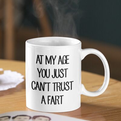 À mon âge, vous ne pouvez pas faire confiance à une tasse de pet