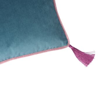 Coussin rectangulaire en velours bleu sarcelle avec pompons violets 2