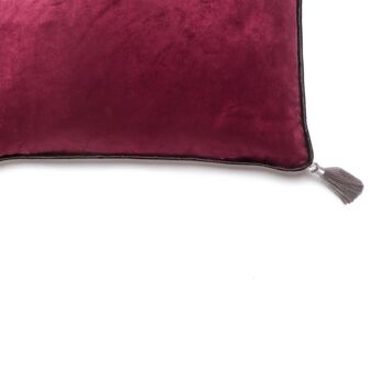 Coussin rectangulaire en velours violet foncé avec glands 7