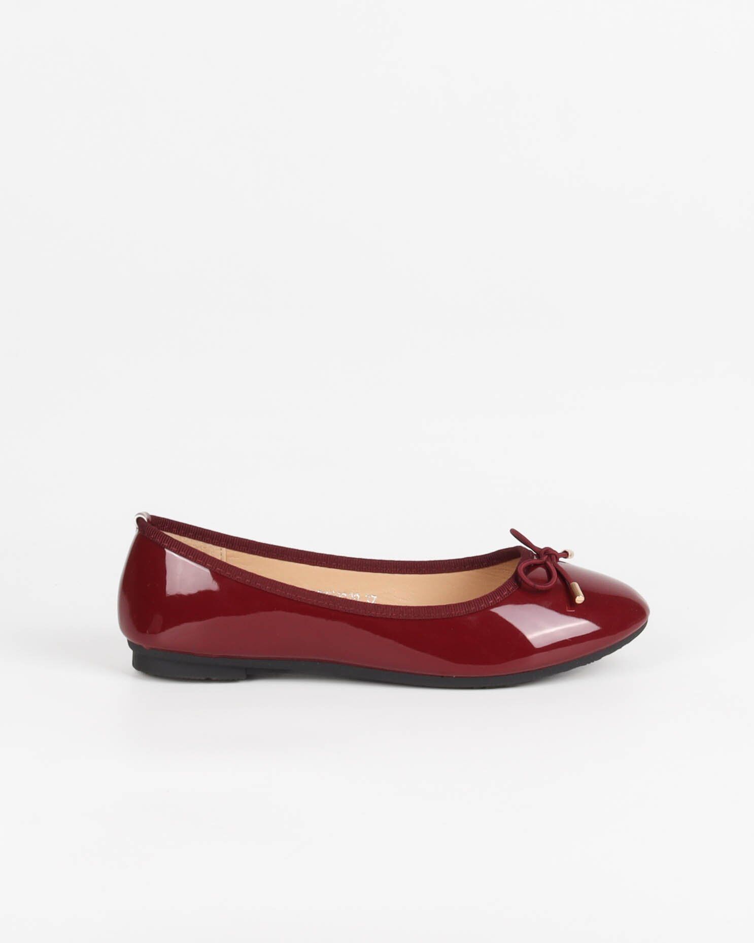 Women's ballet flats, round toe in patent leather with a small bow
