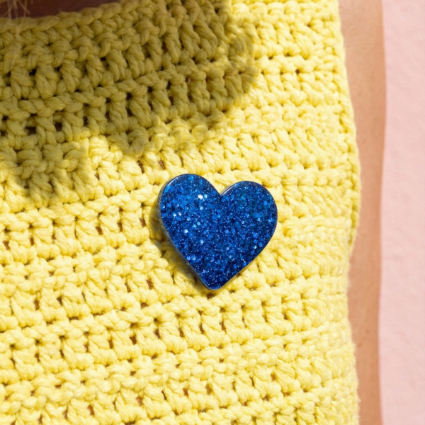 Spilla a forma di cuore blu scintillante, accessorio in resina, bigiotteria da donna, regalo originale per abbigliamento