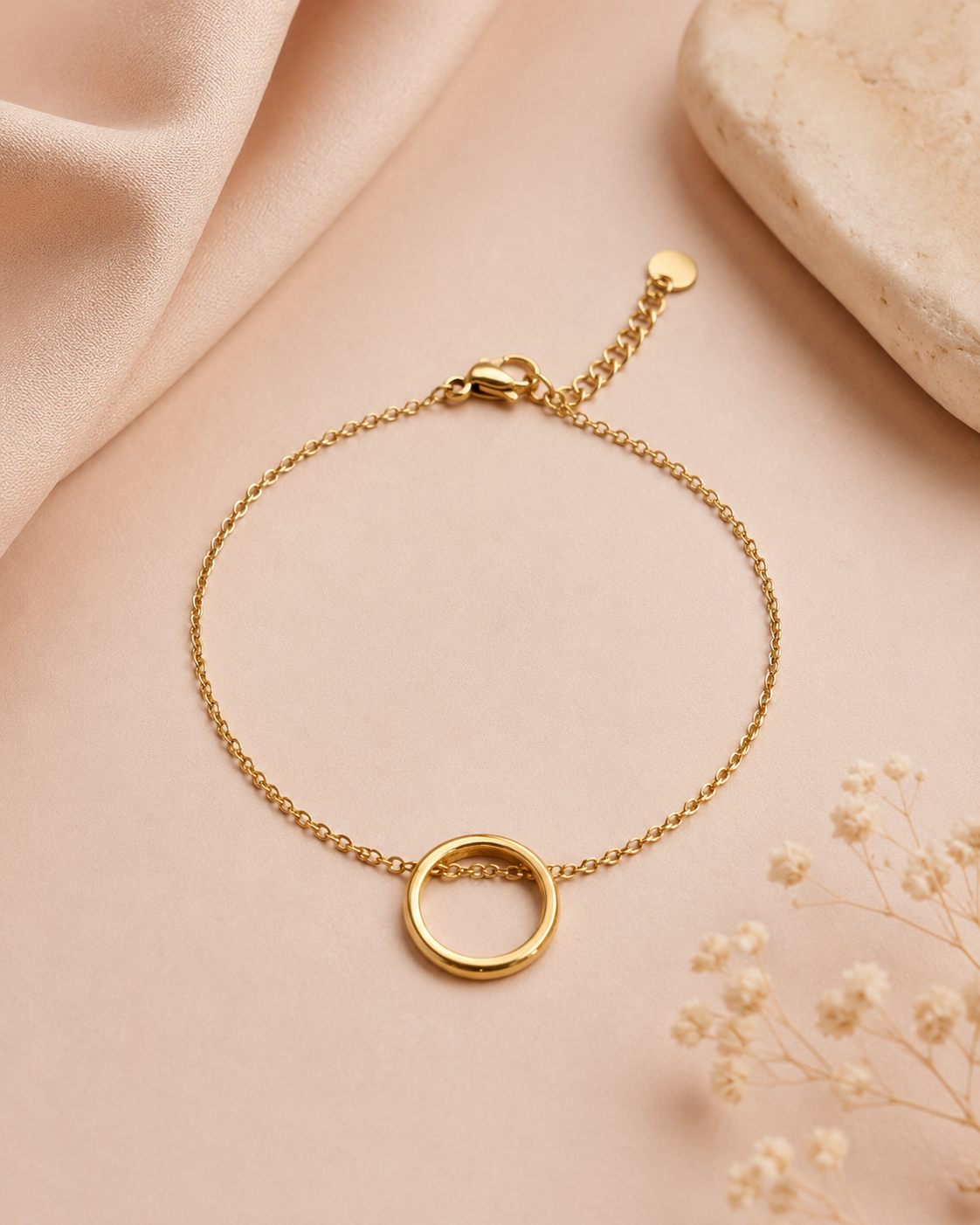 Bracelet fin doré avec anneau rond central