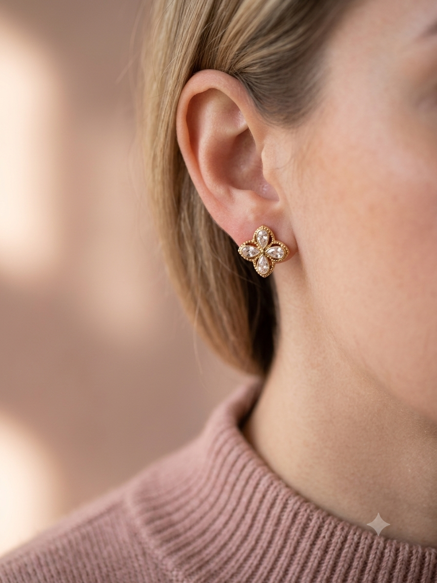 Boucles d'oreilles puces fleurs à quatre feuilles strassées