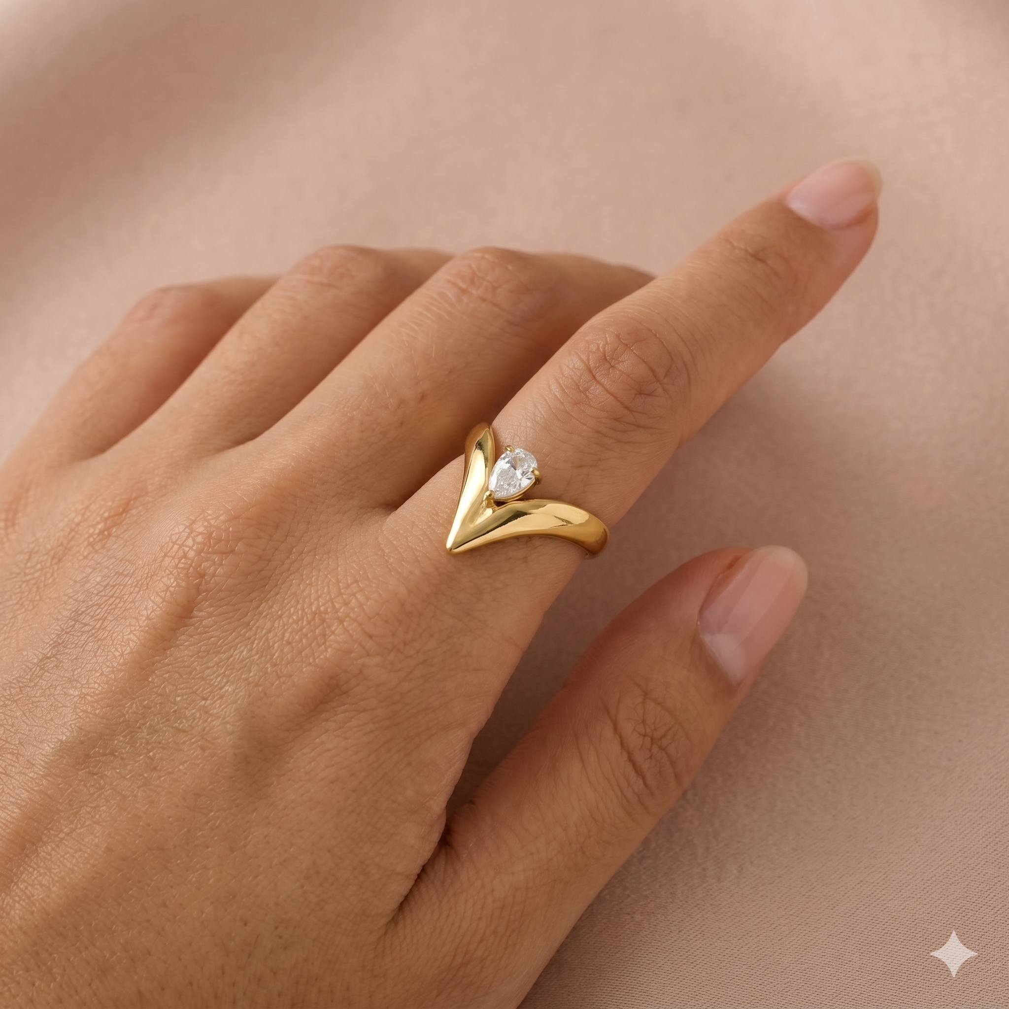 Bague dorée ajustable design V et strass poire