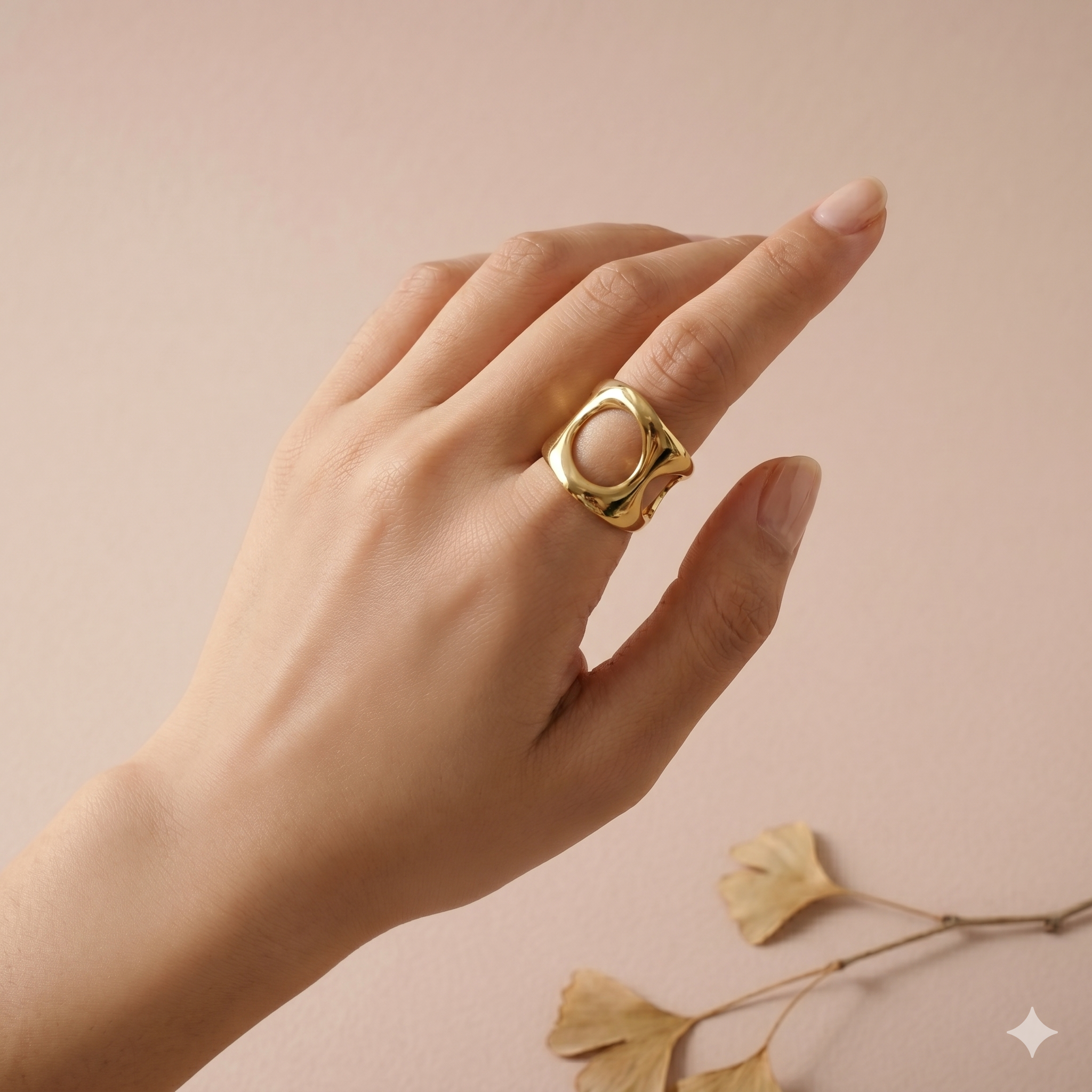 Bague dorée ouverte design ajouré géométrique