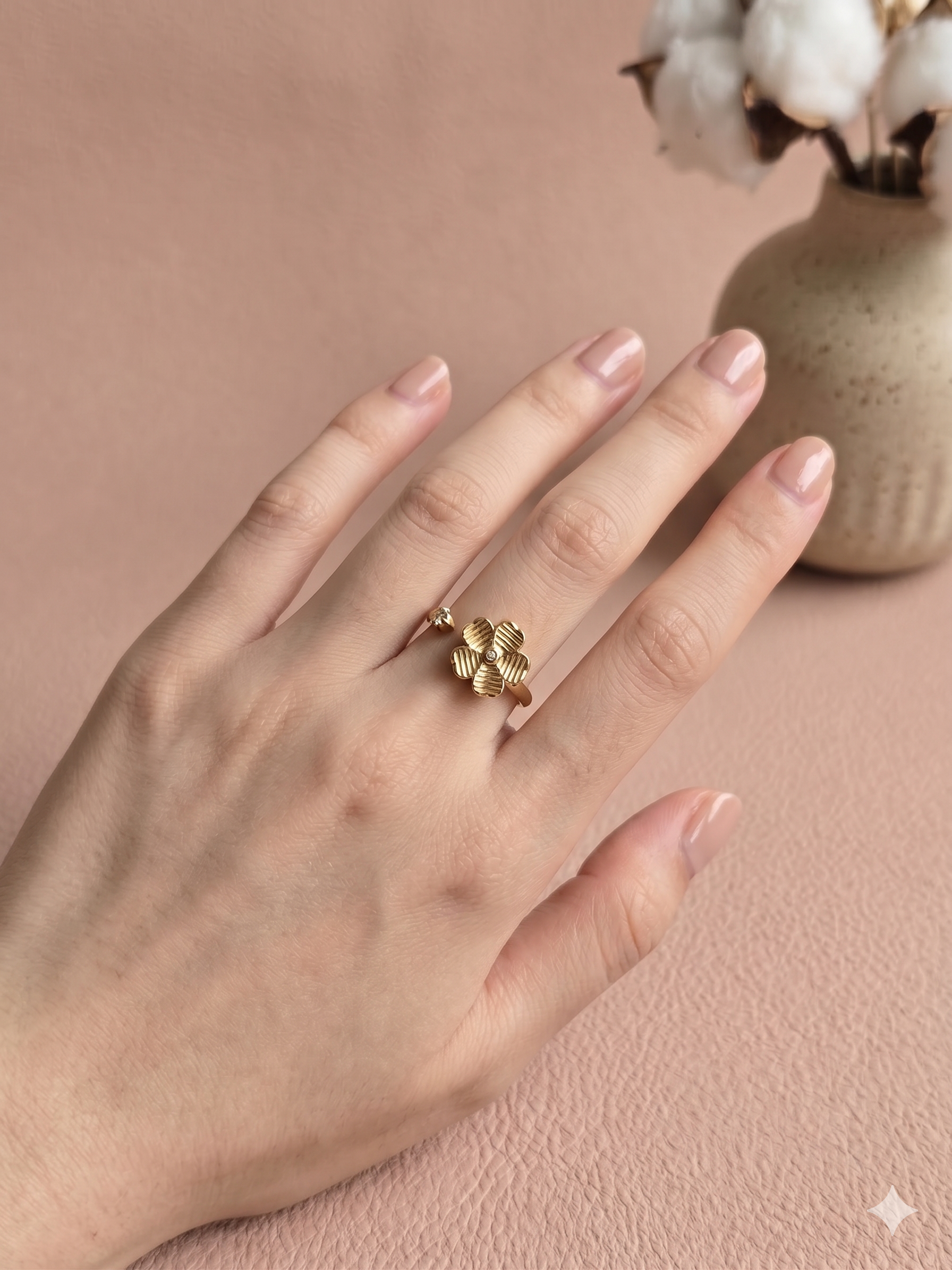 Bague ajustable anti-stress fleur gravée et strass