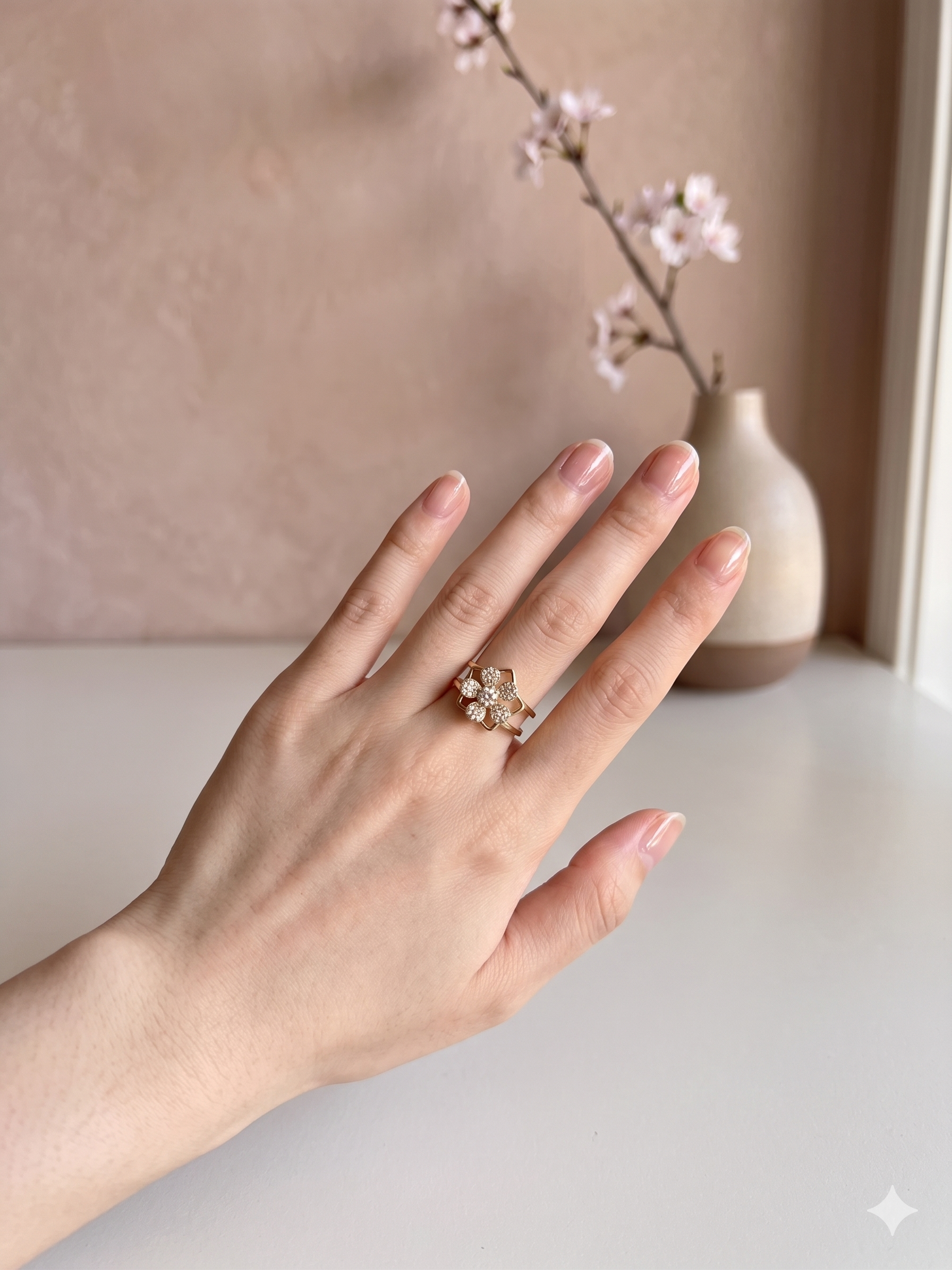 Bague anti-stress ajustable fleur pavée de strass
