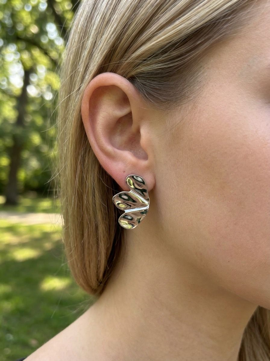 Boucles d'Oreilles Argentées En Forme De Pétales Ondulés Effet Brillant